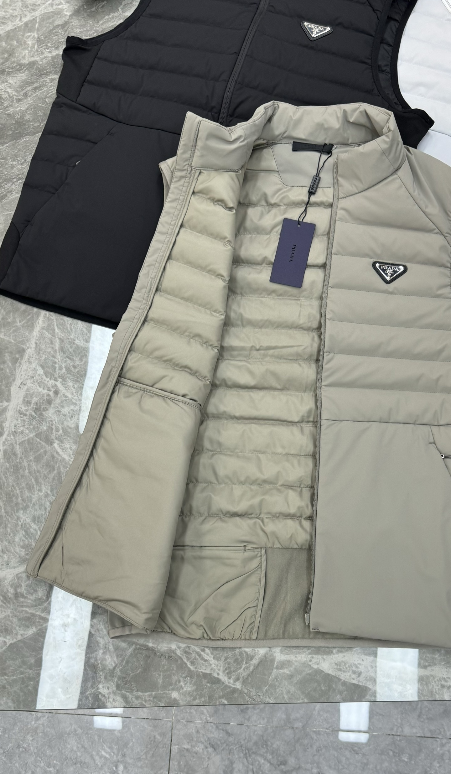 Prada新品羽绒马甲🆕普拉达25s羽绒马甲立领设计简约利落！剪裁修身不臃肿.采用经典绗缝设计，填充高品