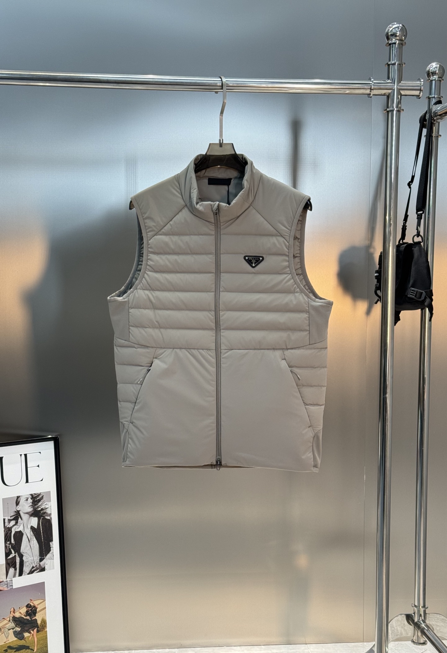Prada新品羽绒马甲🆕普拉达25s羽绒马甲立领设计简约利落！剪裁修身不臃肿.采用经典绗缝设计，填充高品