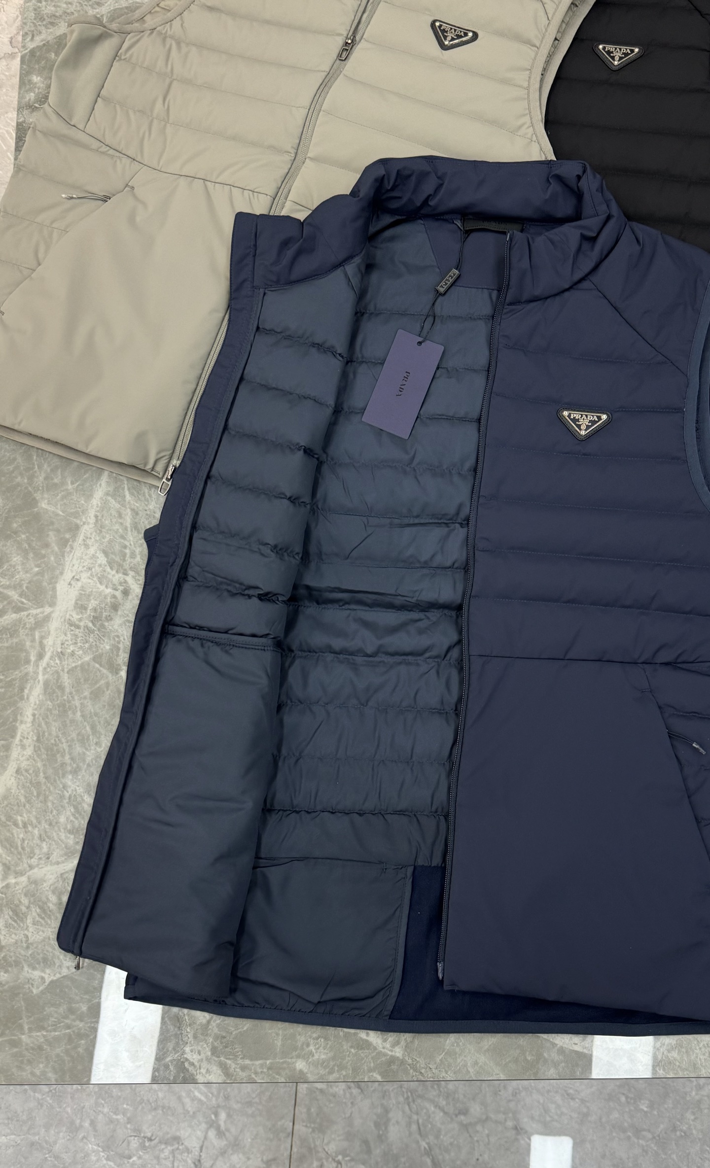 Prada新品羽绒马甲🆕普拉达25s羽绒马甲立领设计简约利落！剪裁修身不臃肿.采用经典绗缝设计，填充高品