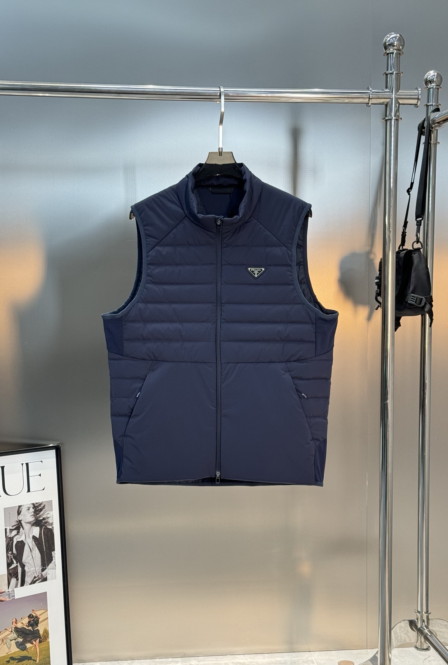 Prada新品羽绒马甲🆕普拉达25s羽绒马甲立领设计简约利落！剪裁修身不臃肿.采用经典绗缝设计，填充高品