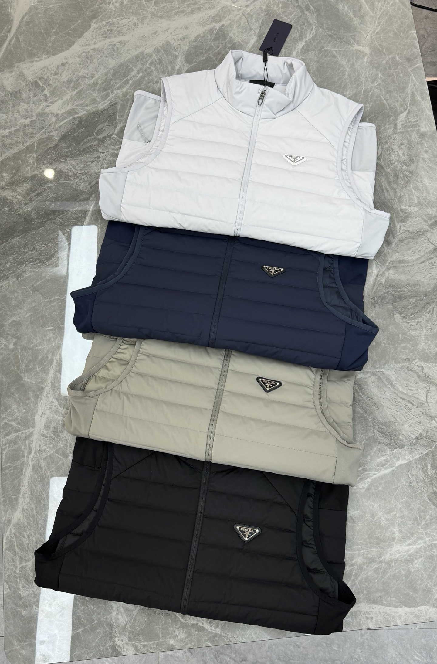 Prada新品羽绒马甲🆕普拉达25s羽绒马甲立领设计简约利落！剪裁修身不臃肿.采用经典绗缝设计，填充高品