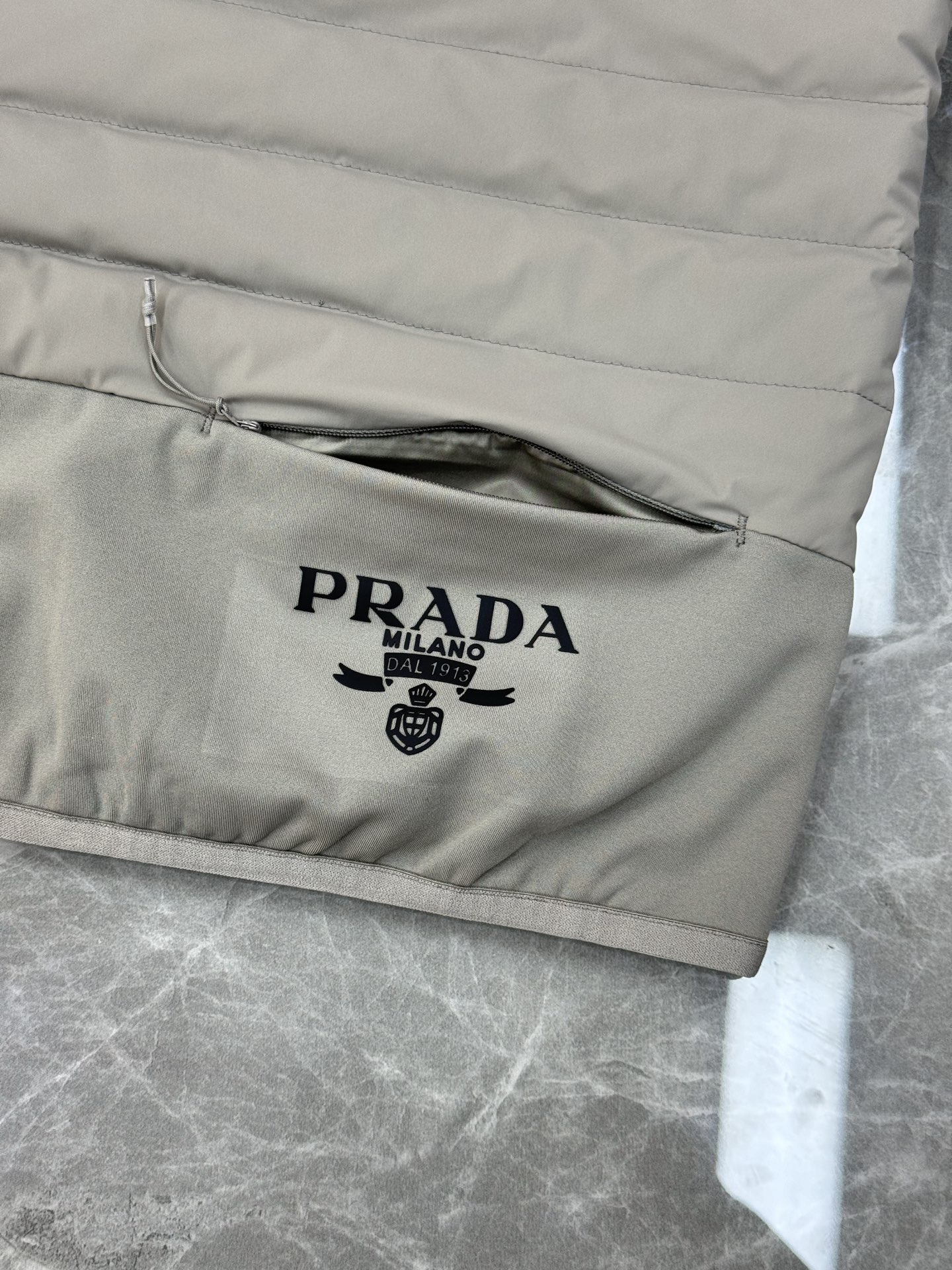 Prada新品羽绒马甲🆕普拉达25s羽绒马甲立领设计简约利落！剪裁修身不臃肿.采用经典绗缝设计，填充高品