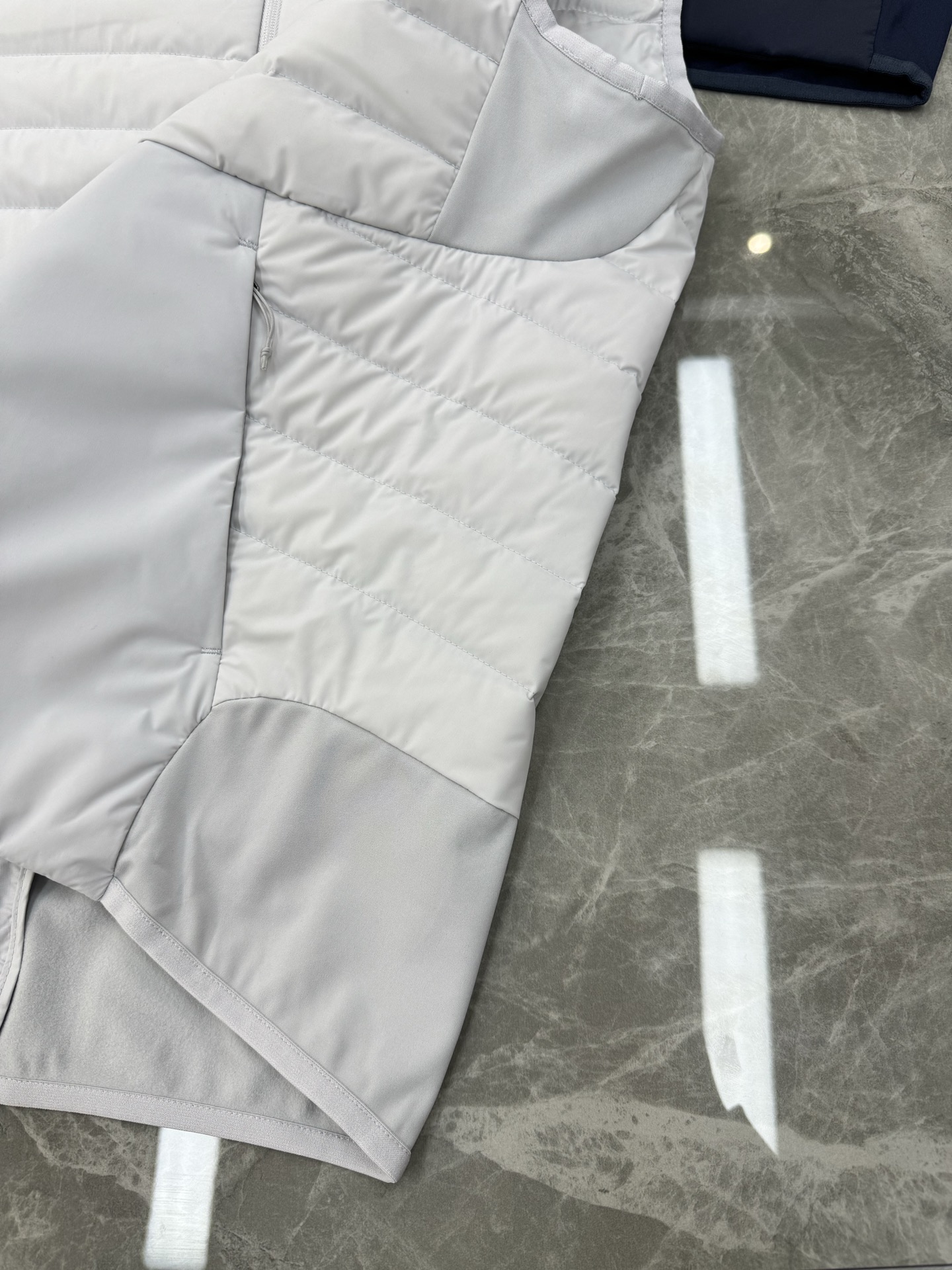 Prada新品羽绒马甲🆕普拉达25s羽绒马甲立领设计简约利落！剪裁修身不臃肿.采用经典绗缝设计，填充高品