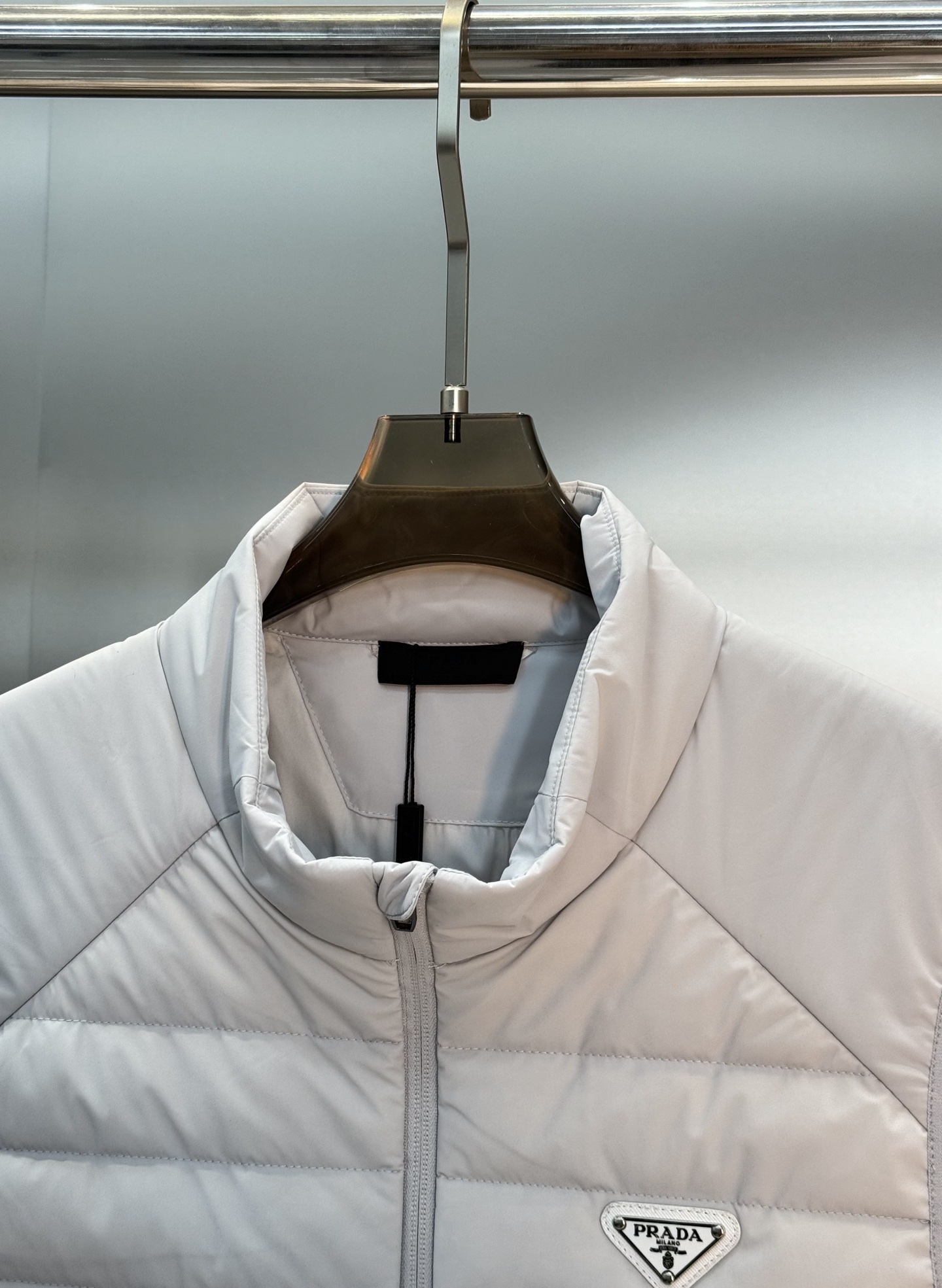 Prada新品羽绒马甲🆕普拉达25s羽绒马甲立领设计简约利落！剪裁修身不臃肿.采用经典绗缝设计，填充高品