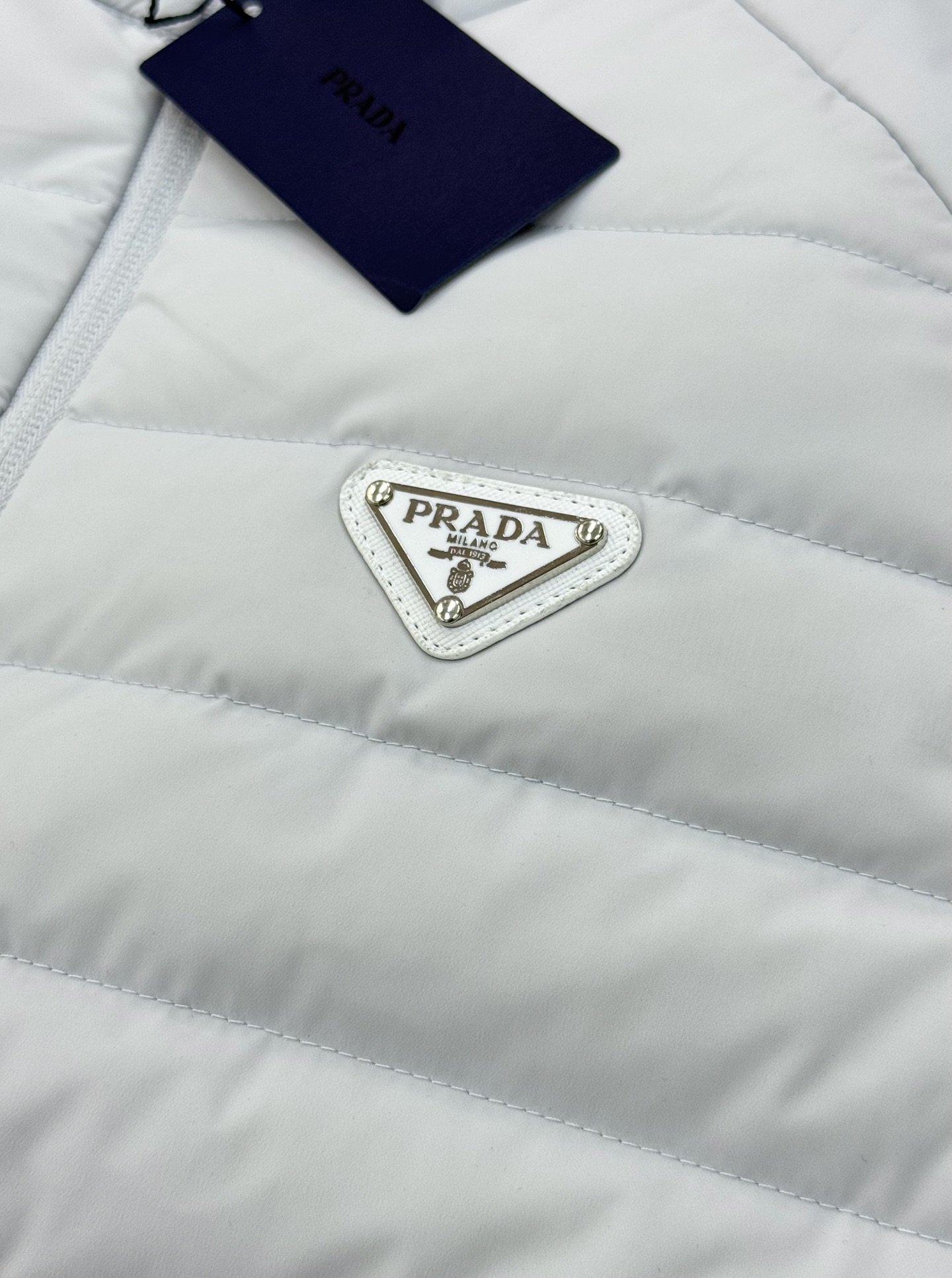 Prada新品羽绒马甲🆕普拉达25s羽绒马甲立领设计简约利落！剪裁修身不臃肿.采用经典绗缝设计，填充高品