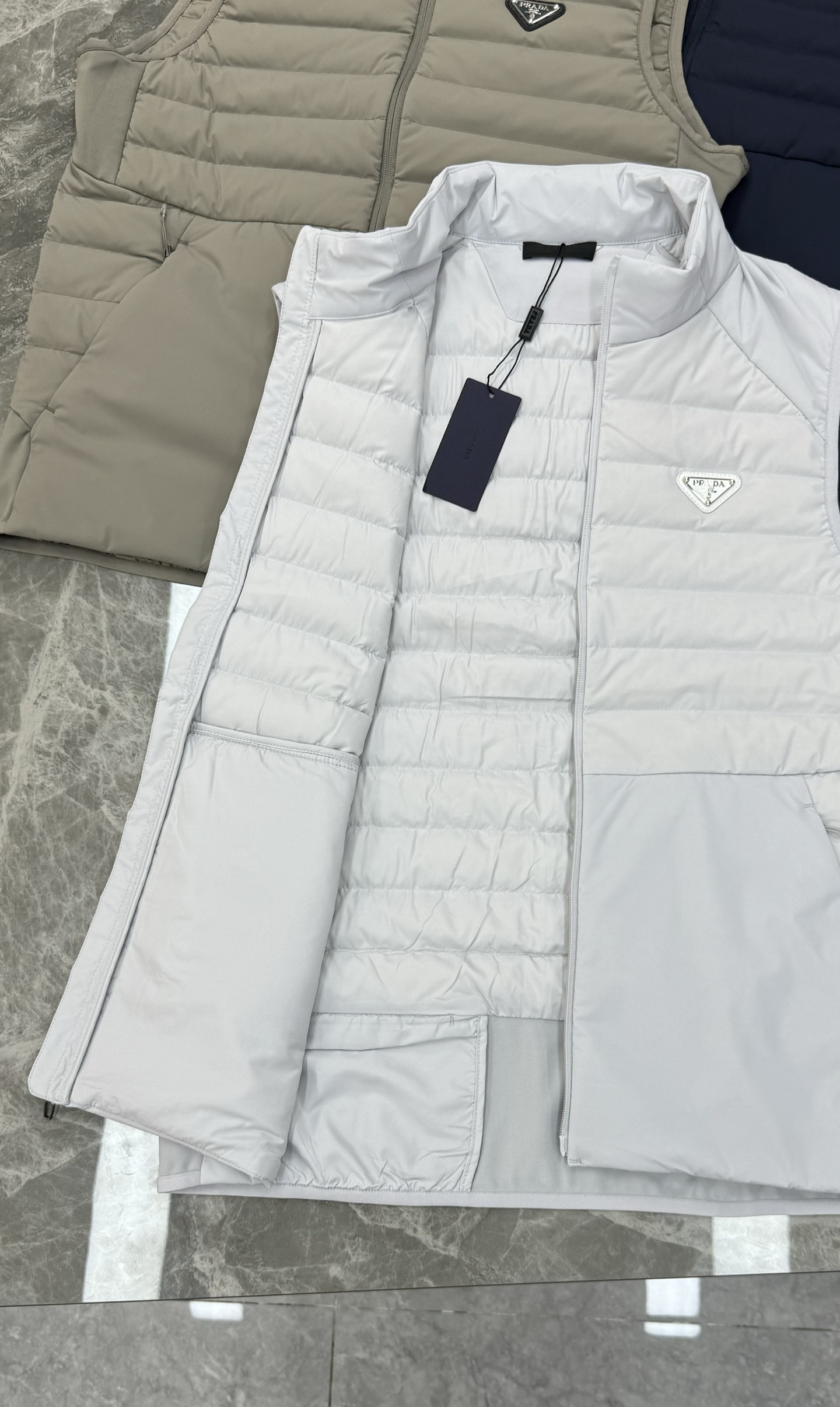 Prada新品羽绒马甲🆕普拉达25s羽绒马甲立领设计简约利落！剪裁修身不臃肿.采用经典绗缝设计，填充高品