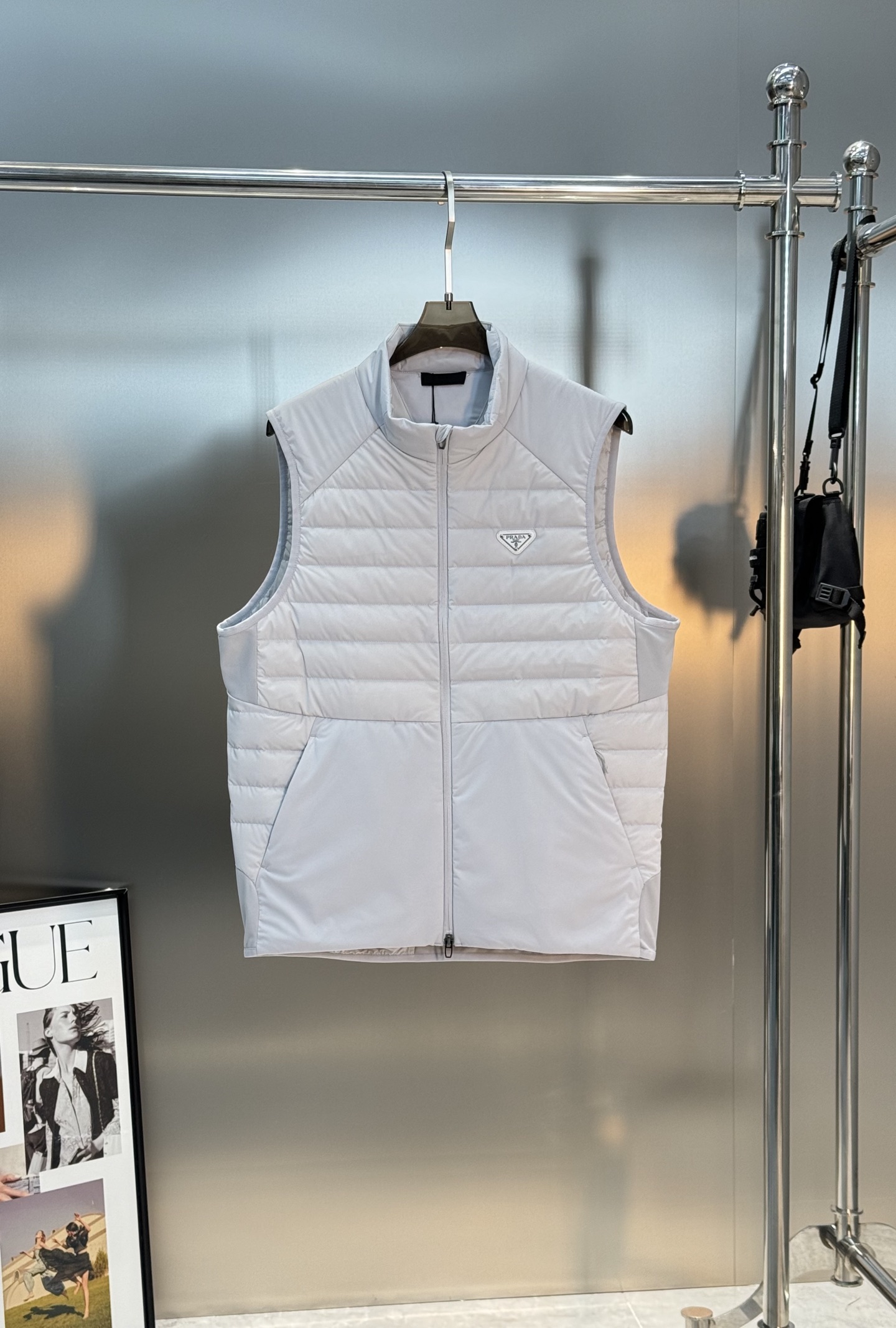 Prada新品羽绒马甲🆕普拉达25s羽绒马甲立领设计简约利落！剪裁修身不臃肿.采用经典绗缝设计，填充高品