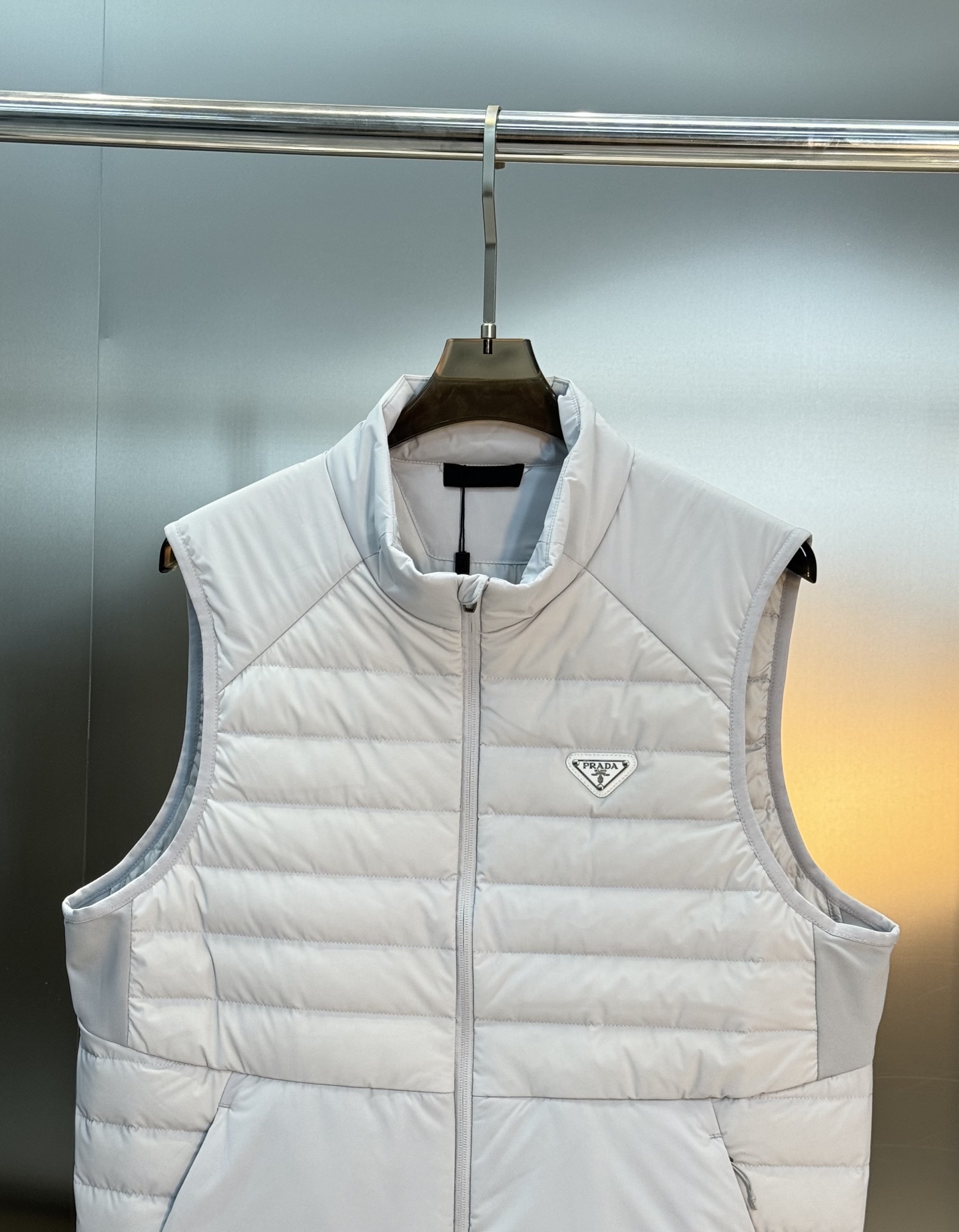Prada新品羽绒马甲🆕普拉达25s羽绒马甲立领设计简约利落！剪裁修身不臃肿.采用经典绗缝设计，填充高品