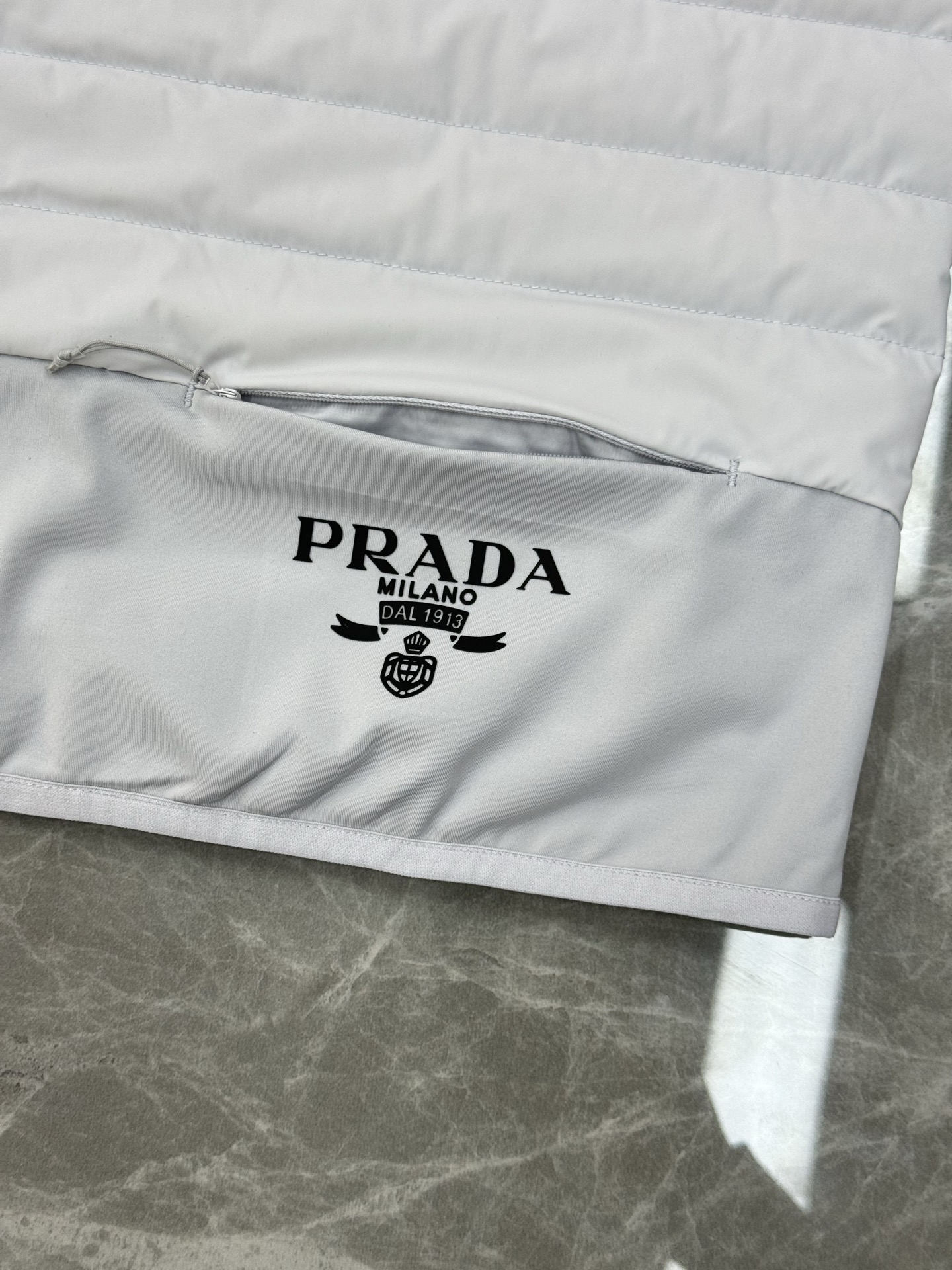 Prada新品羽绒马甲🆕普拉达25s羽绒马甲立领设计简约利落！剪裁修身不臃肿.采用经典绗缝设计，填充高品