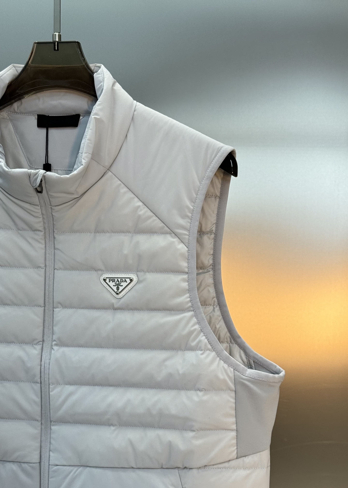 Prada新品羽绒马甲🆕普拉达25s羽绒马甲立领设计简约利落！剪裁修身不臃肿.采用经典绗缝设计，填充高品