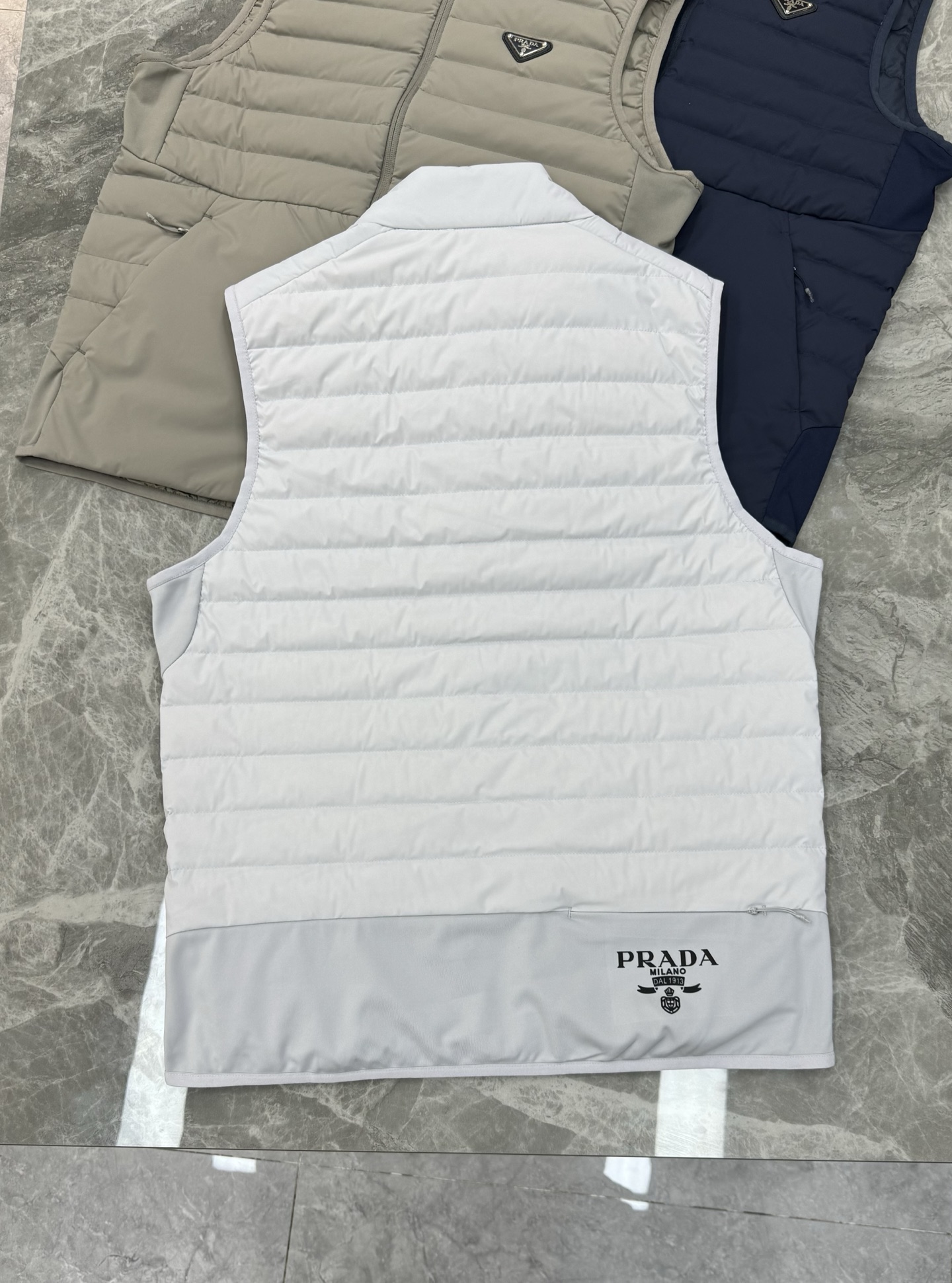 Prada新品羽绒马甲🆕普拉达25s羽绒马甲立领设计简约利落！剪裁修身不臃肿.采用经典绗缝设计，填充高品