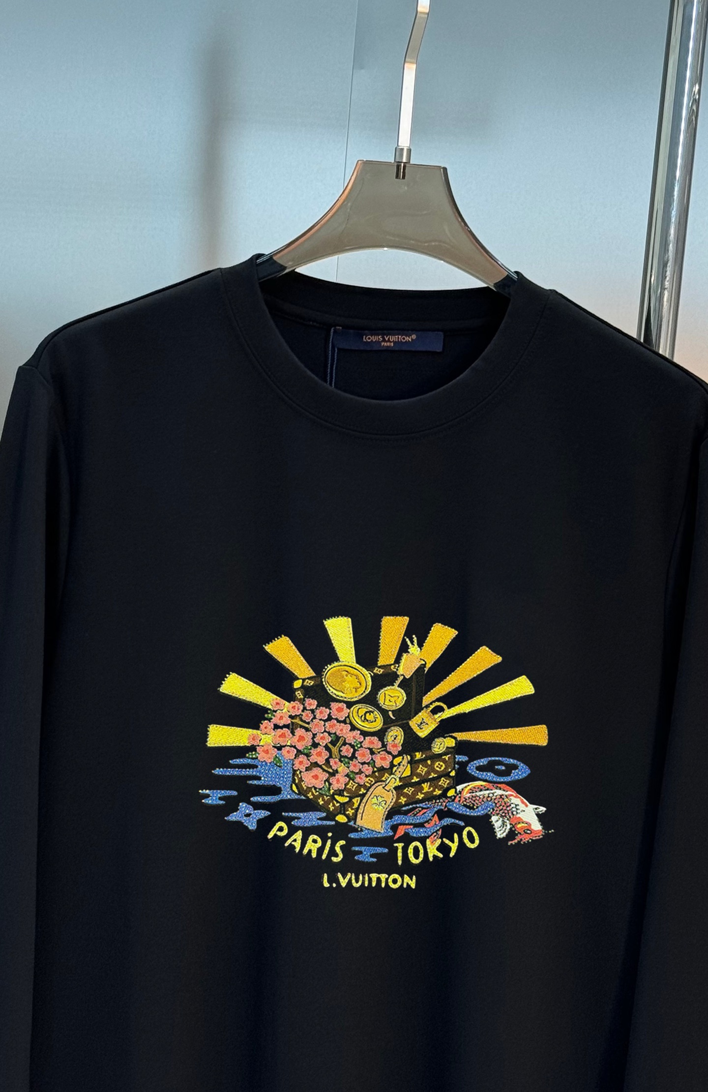 驴牌*25s款莫代尔长袖T恤. 新品以复杂图形描绘朝气蓬勃的美景，lv老花包品牌元素的妙趣融合。甄选优质