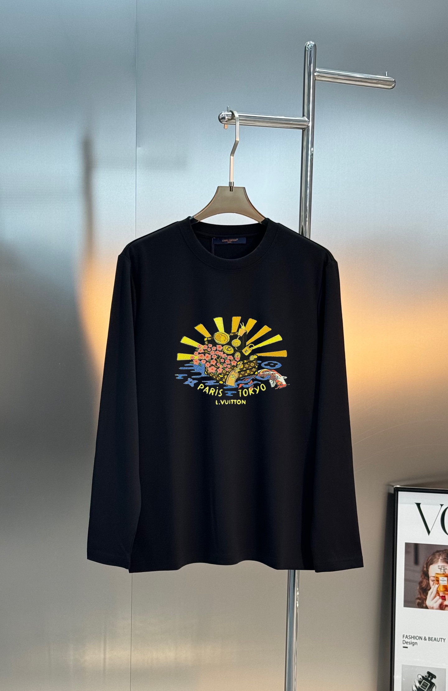 驴牌*25s款莫代尔长袖T恤. 新品以复杂图形描绘朝气蓬勃的美景，lv老花包品牌元素的妙趣融合。甄选优质