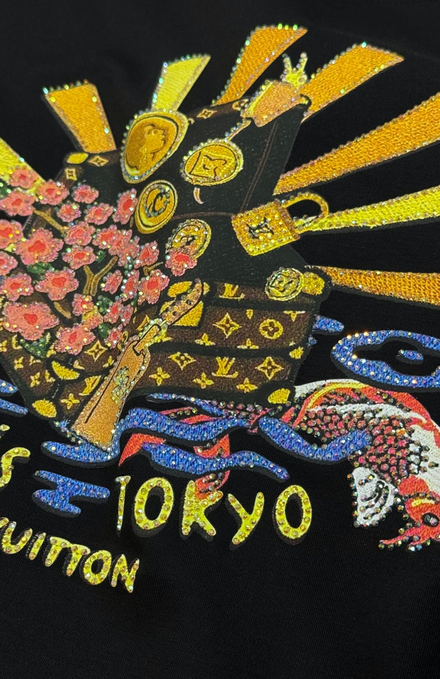 驴牌*25s款莫代尔长袖T恤. 新品以复杂图形描绘朝气蓬勃的美景，lv老花包品牌元素的妙趣融合。甄选优质