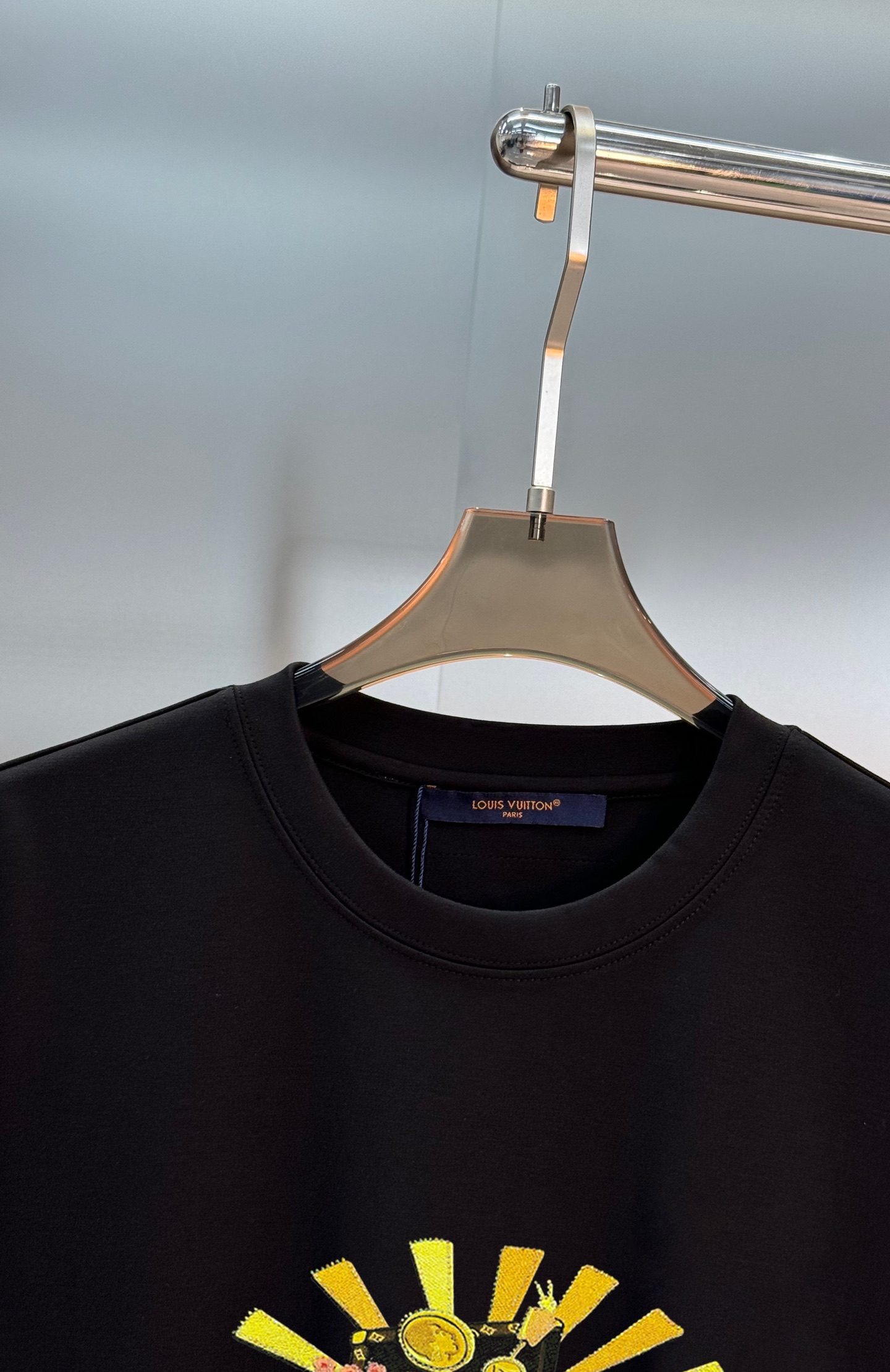 驴牌*25s款莫代尔长袖T恤. 新品以复杂图形描绘朝气蓬勃的美景，lv老花包品牌元素的妙趣融合。甄选优质