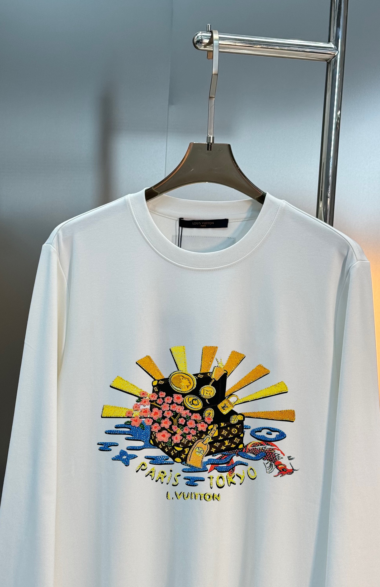 驴牌*25s款莫代尔长袖T恤. 新品以复杂图形描绘朝气蓬勃的美景，lv老花包品牌元素的妙趣融合。甄选优质