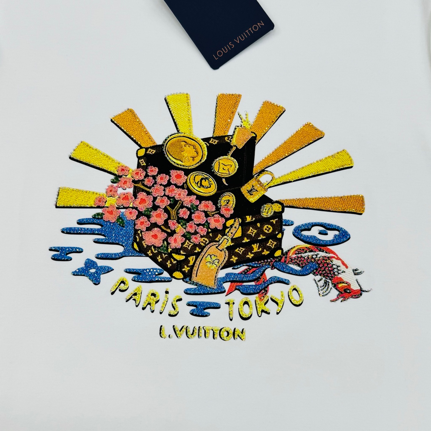 驴牌*25s款莫代尔长袖T恤. 新品以复杂图形描绘朝气蓬勃的美景，lv老花包品牌元素的妙趣融合。甄选优质