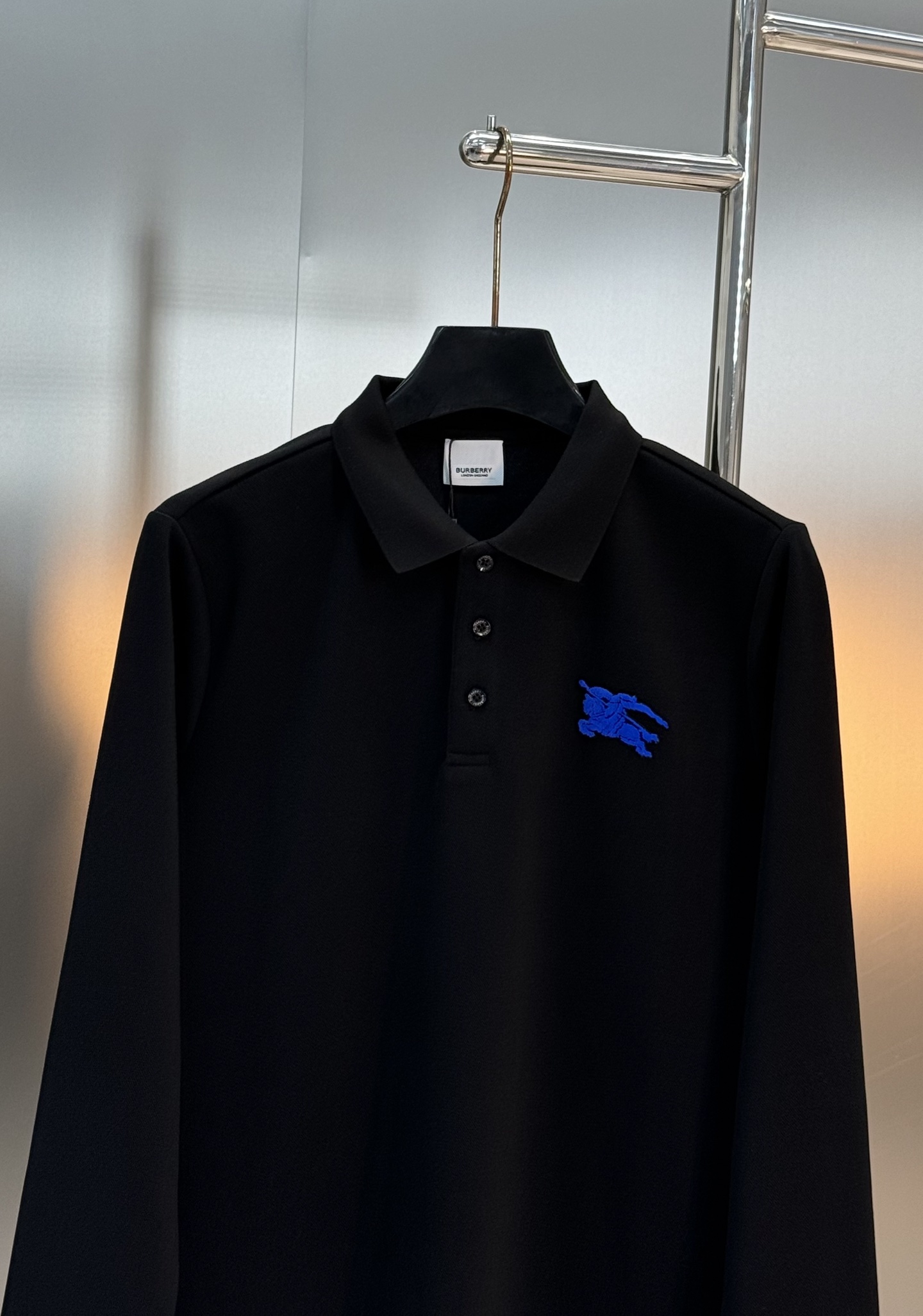Burberry经典战马刺绣长袖Polo衫，采用高品质棉质面料，柔软亲肤又透气，穿着超舒适~胸前战马刺绣