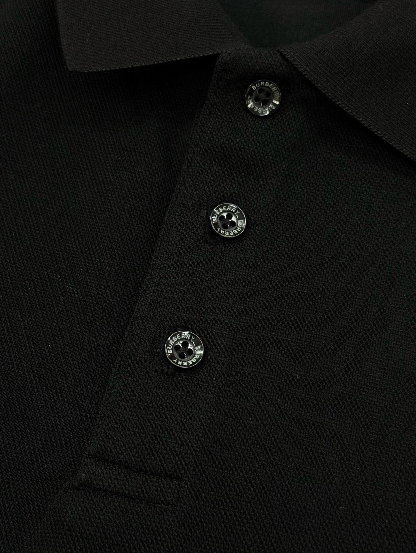 Burberry经典战马刺绣长袖Polo衫，采用高品质棉质面料，柔软亲肤又透气，穿着超舒适~胸前战马刺绣