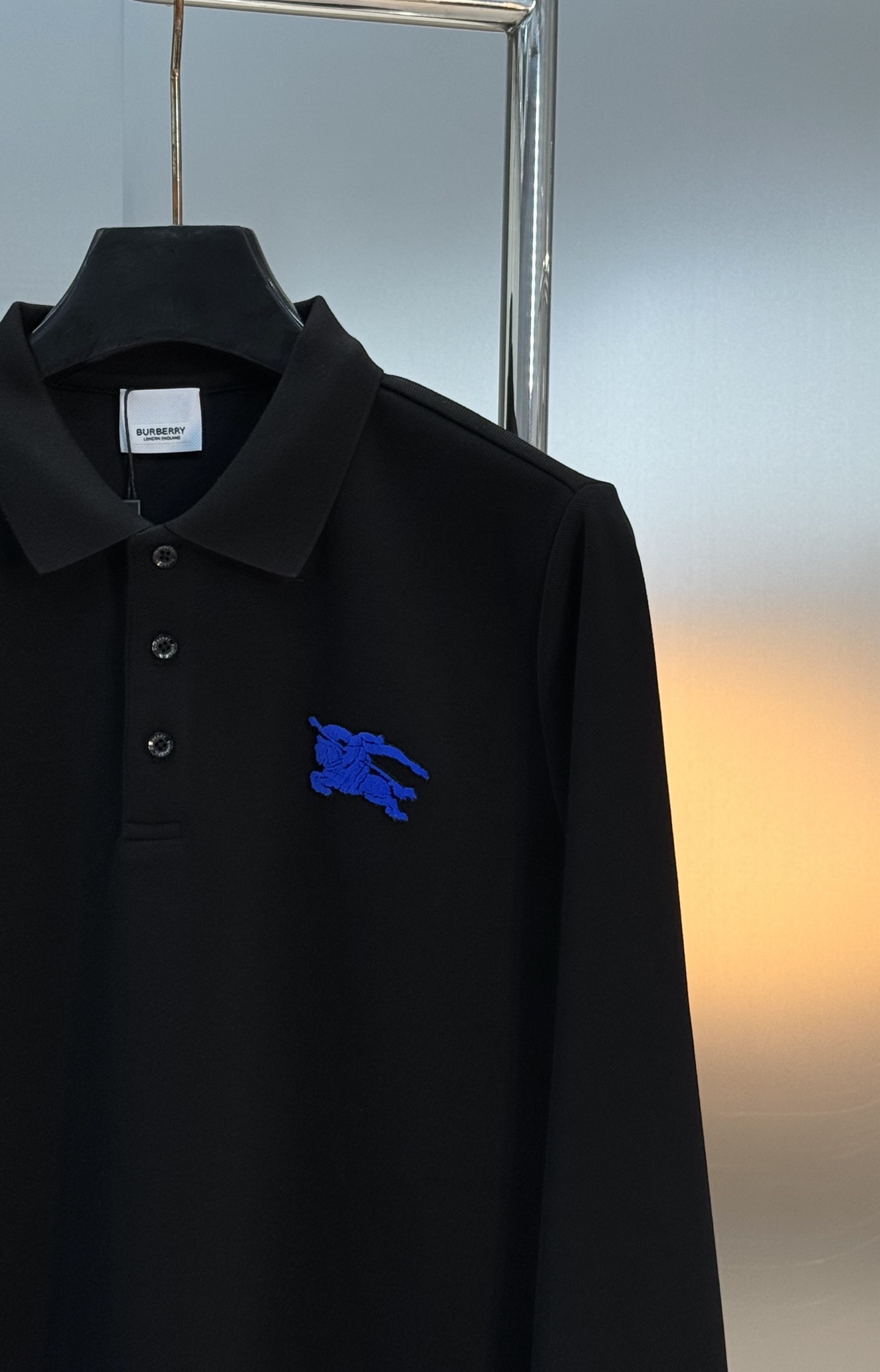 Burberry经典战马刺绣长袖Polo衫，采用高品质棉质面料，柔软亲肤又透气，穿着超舒适~胸前战马刺绣