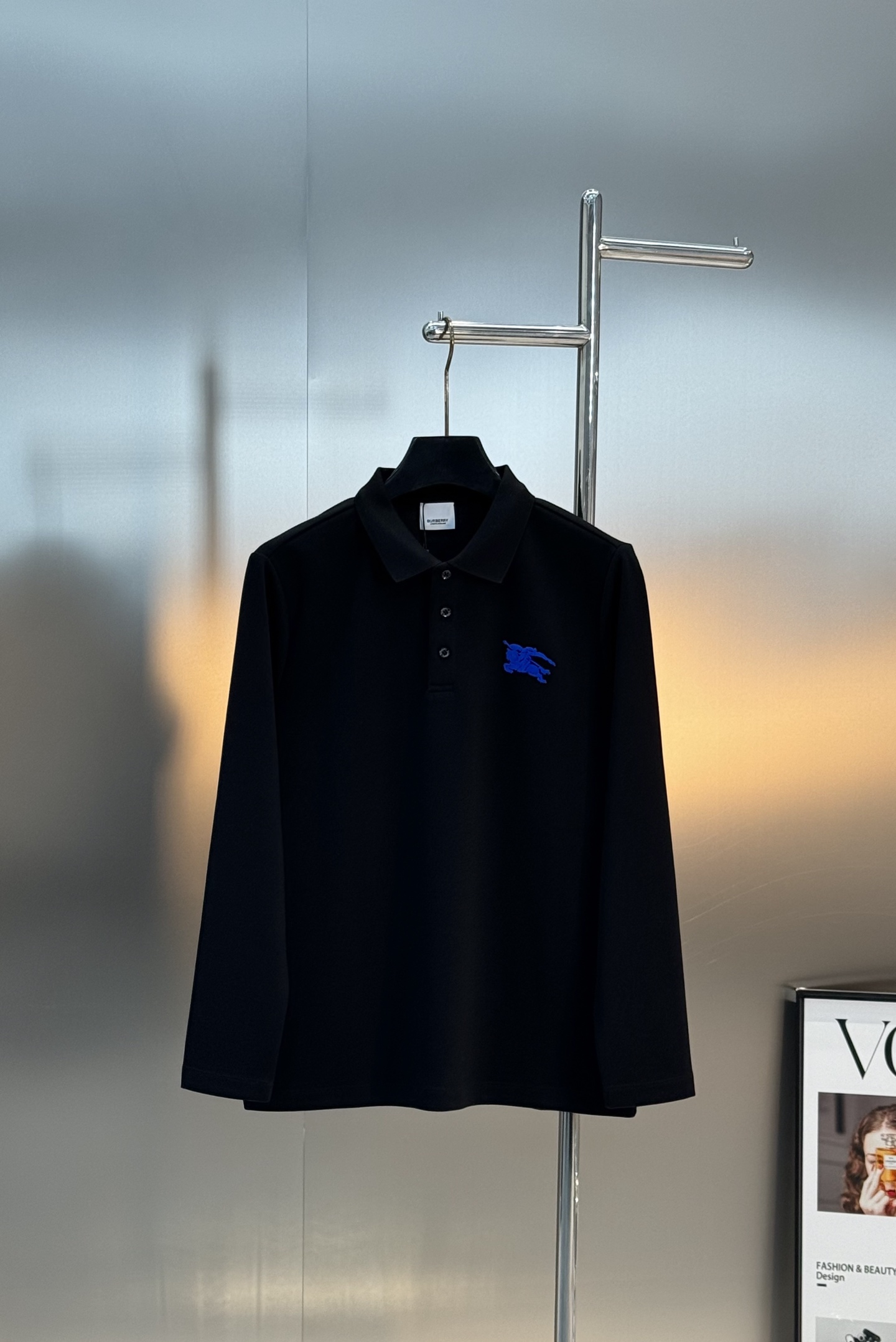 Burberry经典战马刺绣长袖Polo衫，采用高品质棉质面料，柔软亲肤又透气，穿着超舒适~胸前战马刺绣