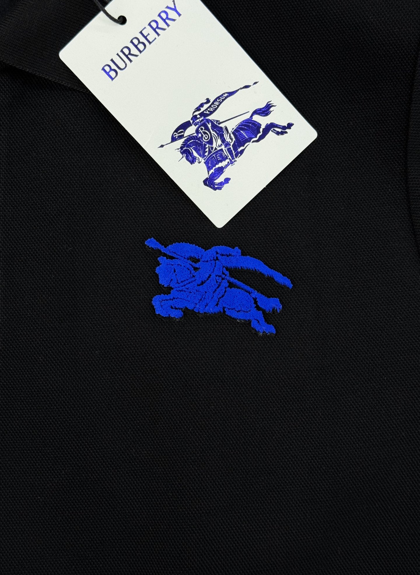 Burberry经典战马刺绣长袖Polo衫，采用高品质棉质面料，柔软亲肤又透气，穿着超舒适~胸前战马刺绣