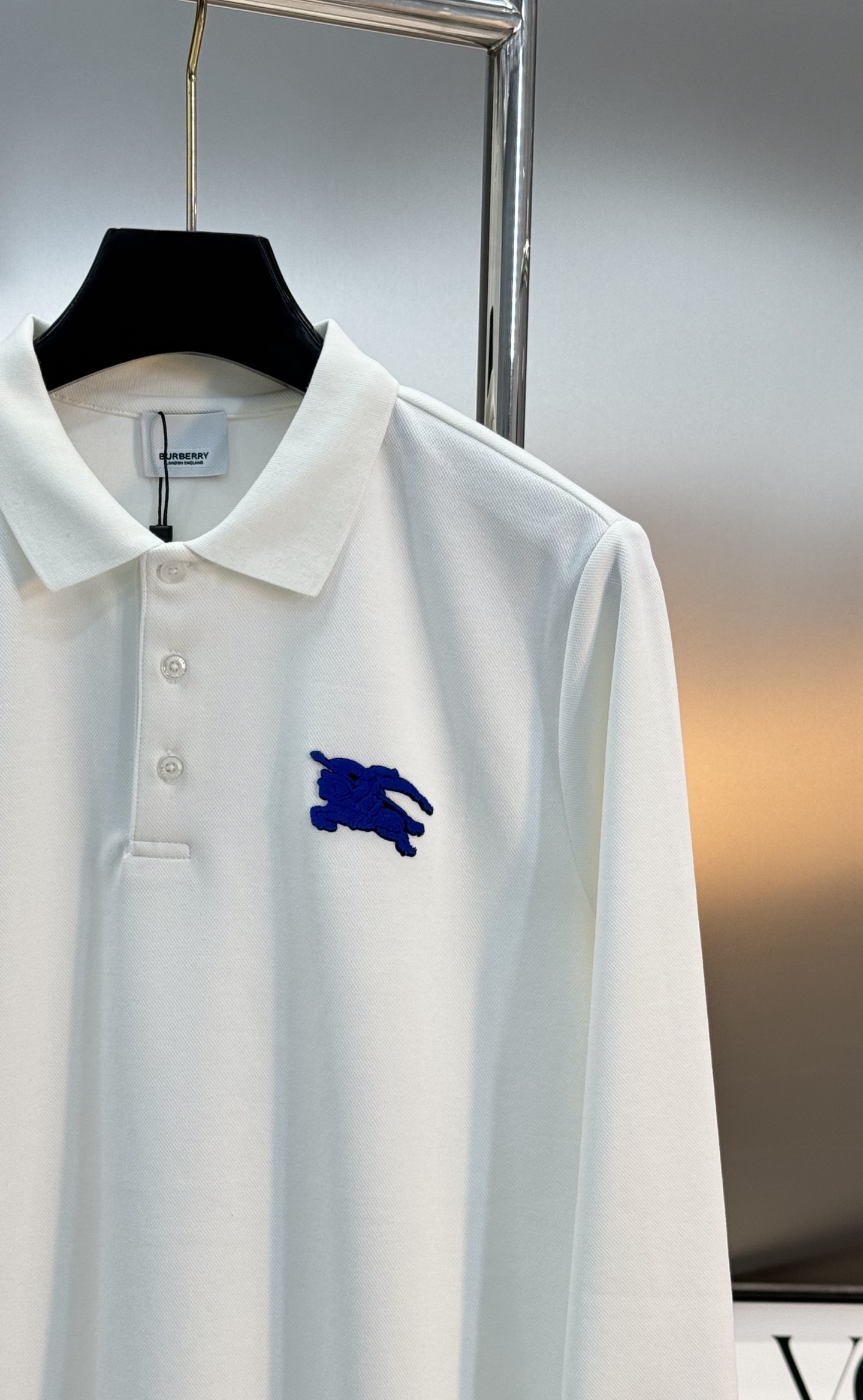 Burberry经典战马刺绣长袖Polo衫，采用高品质棉质面料，柔软亲肤又透气，穿着超舒适~胸前战马刺绣