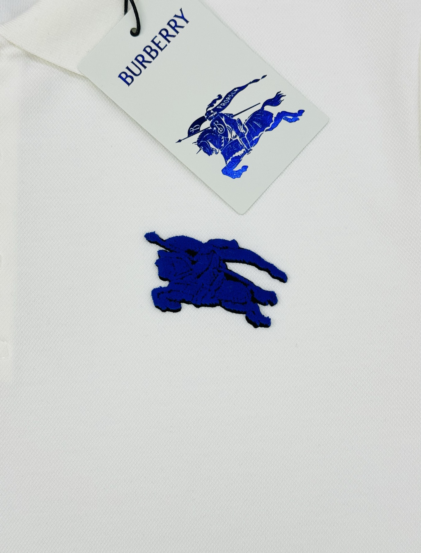 Burberry经典战马刺绣长袖Polo衫，采用高品质棉质面料，柔软亲肤又透气，穿着超舒适~胸前战马刺绣