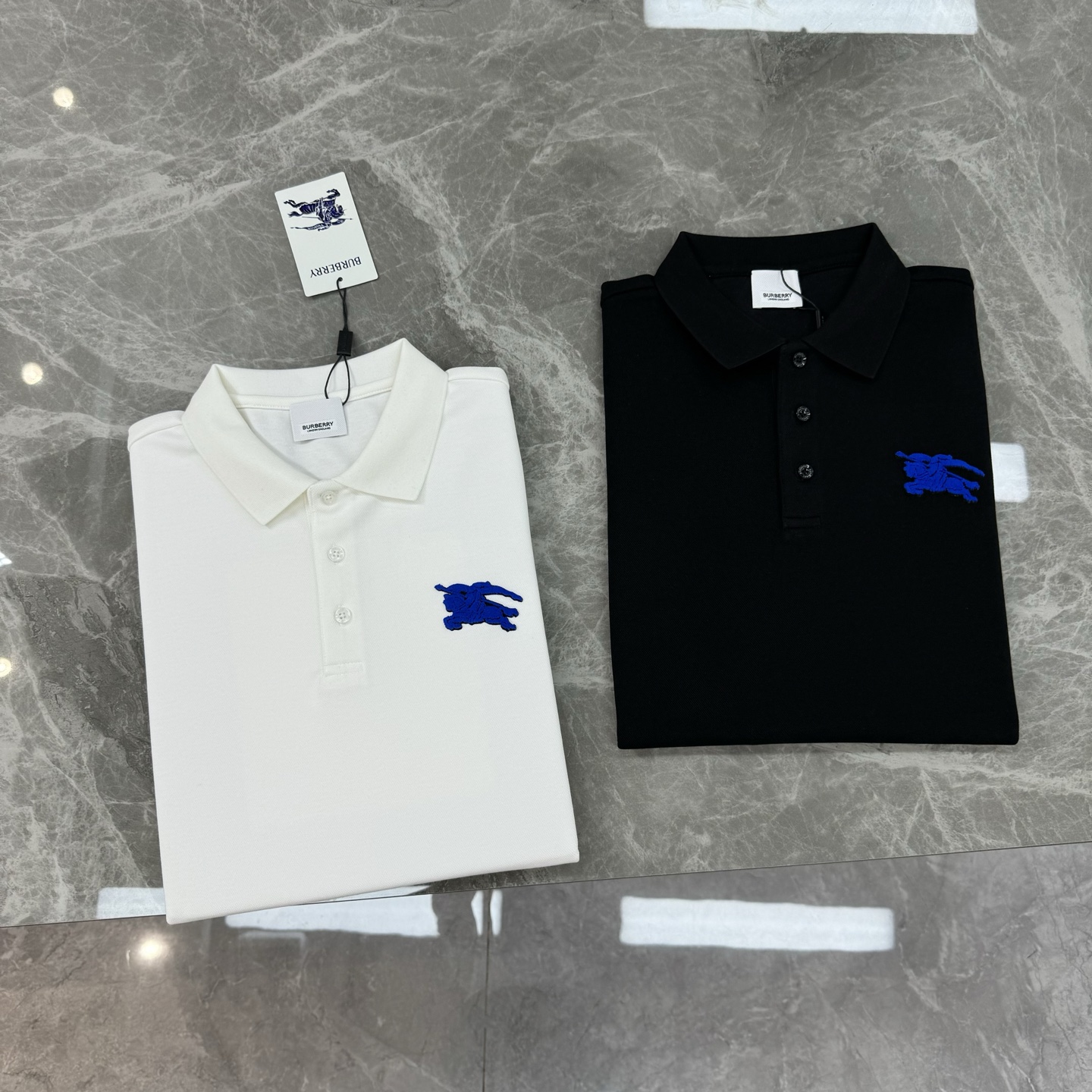 Burberry经典战马刺绣长袖Polo衫，采用高品质棉质面料，柔软亲肤又透气，穿着超舒适~胸前战马刺绣