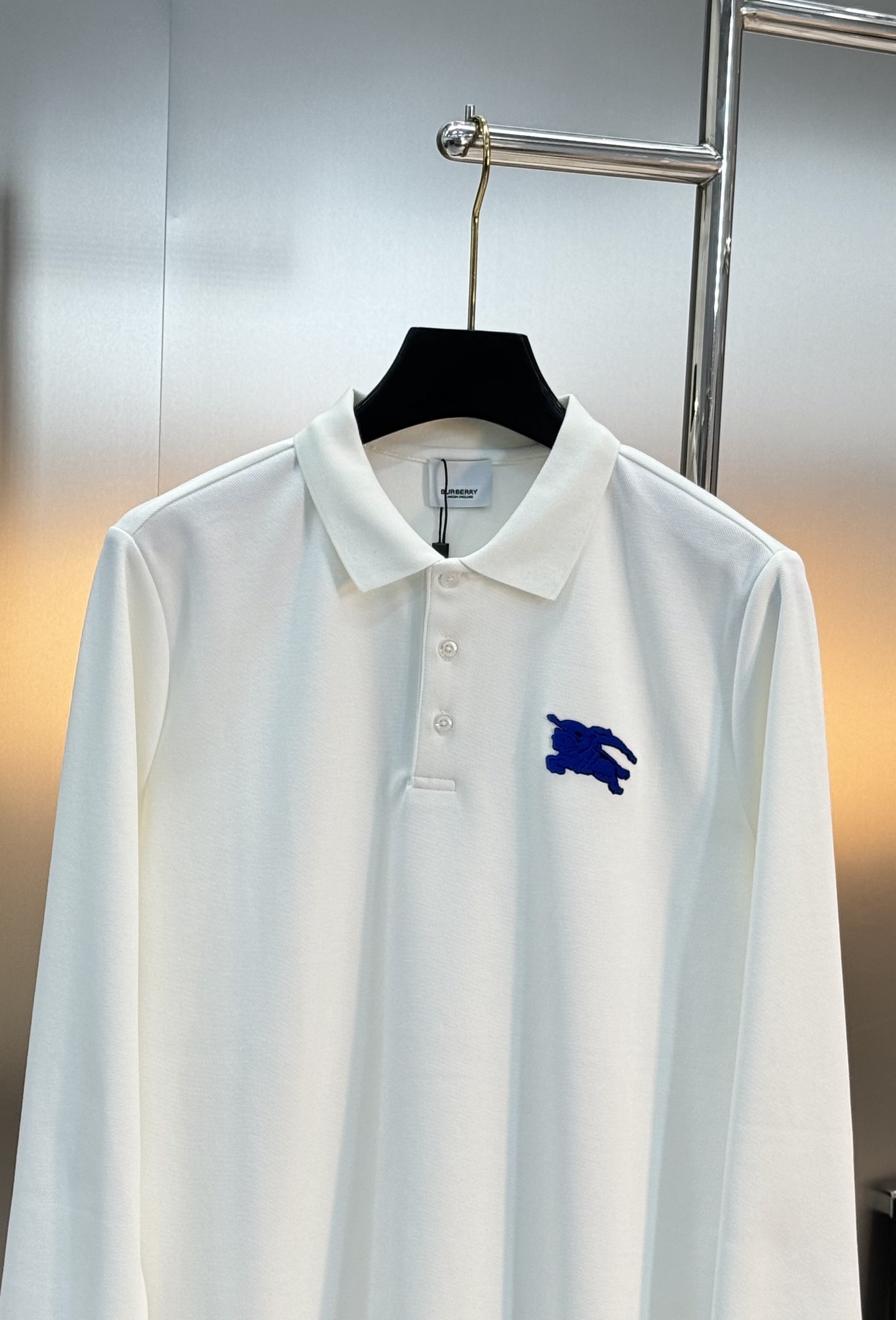 Burberry经典战马刺绣长袖Polo衫，采用高品质棉质面料，柔软亲肤又透气，穿着超舒适~胸前战马刺绣