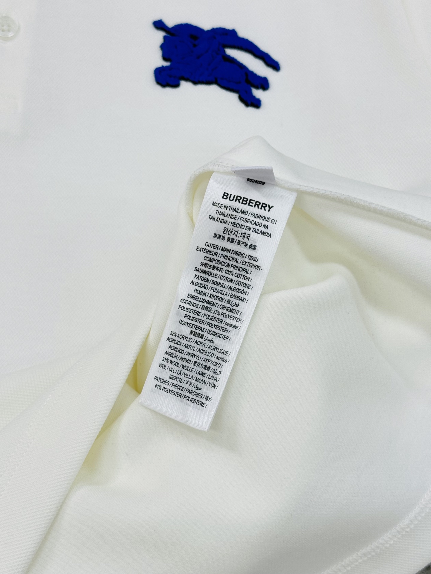 Burberry经典战马刺绣长袖Polo衫，采用高品质棉质面料，柔软亲肤又透气，穿着超舒适~胸前战马刺绣