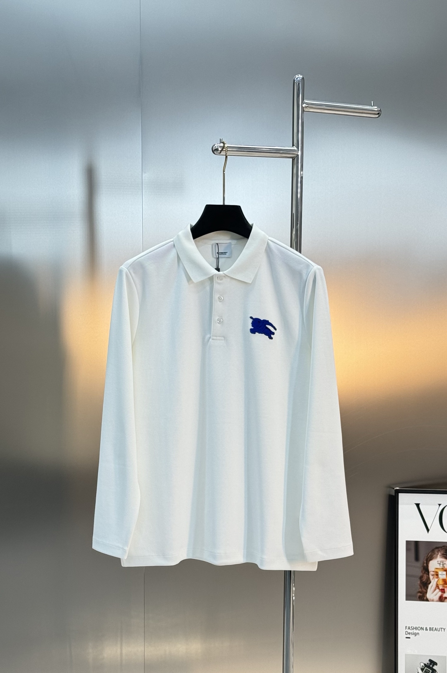 Burberry经典战马刺绣长袖Polo衫，采用高品质棉质面料，柔软亲肤又透气，穿着超舒适~胸前战马刺绣