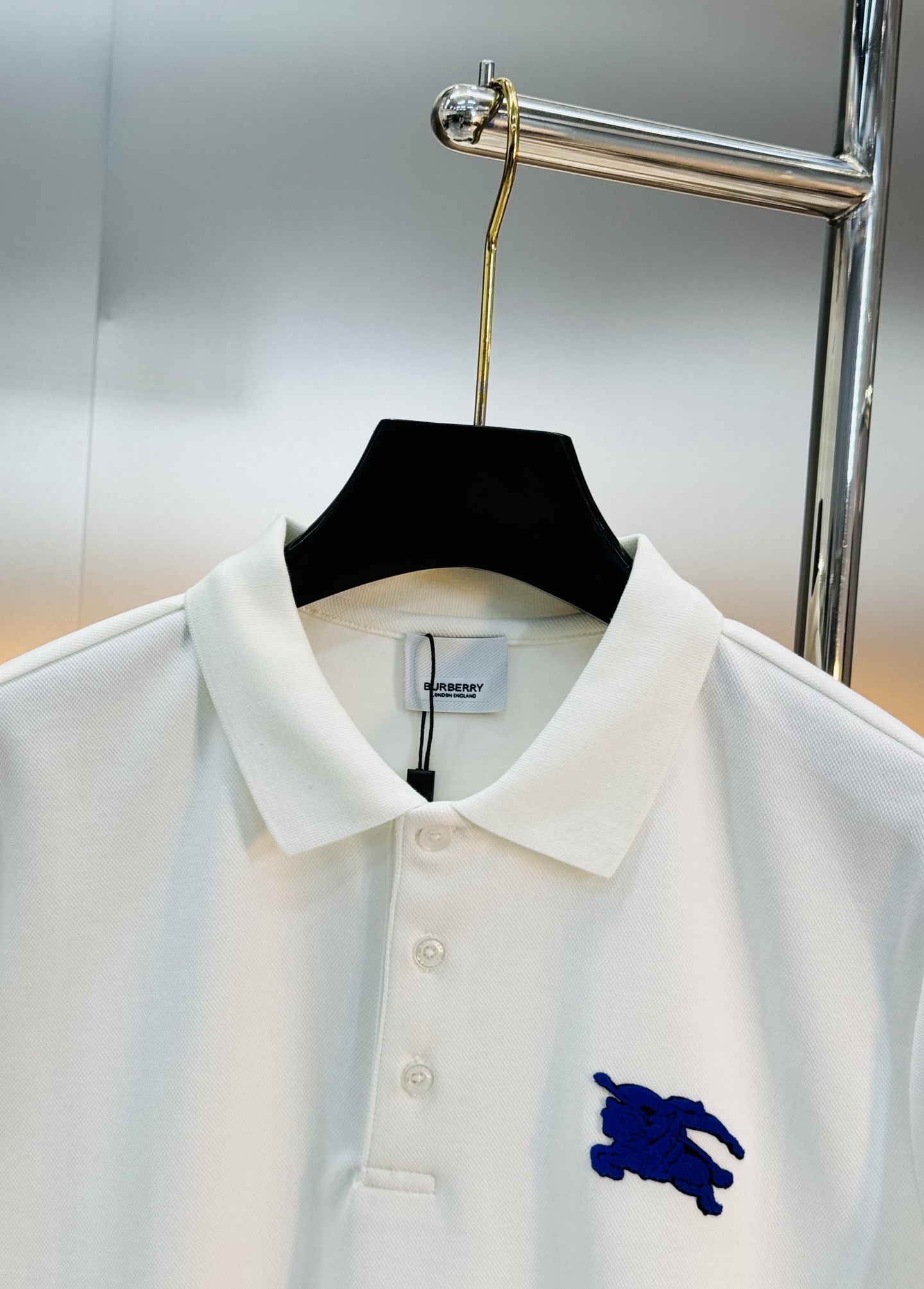 Burberry经典战马刺绣长袖Polo衫，采用高品质棉质面料，柔软亲肤又透气，穿着超舒适~胸前战马刺绣