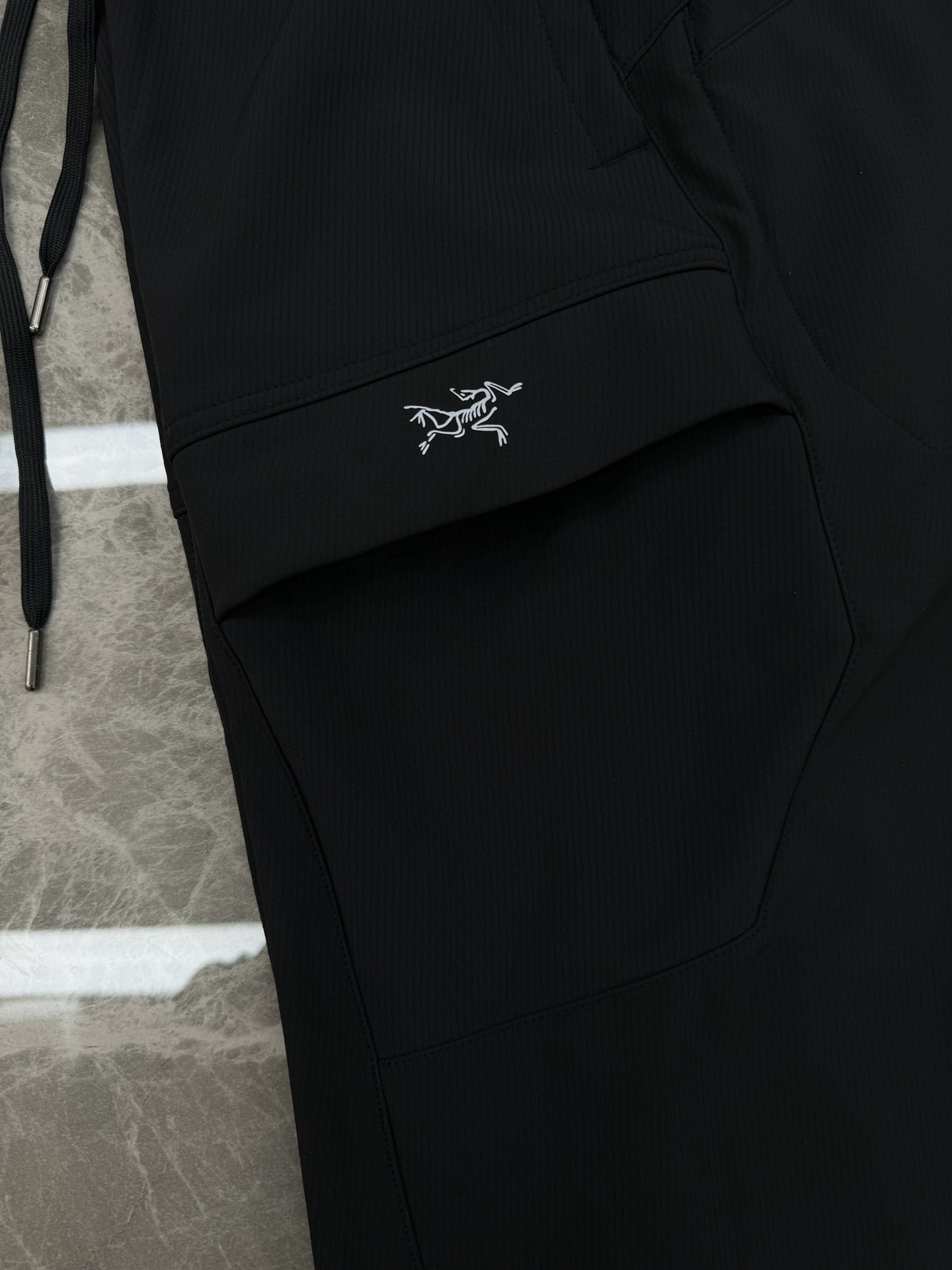 ARC'TERYX始祖🐦Gamma LT软壳裤，加绒款新品推荐🔥采用防泼水尼龙氨纶面料，耐磨性强.轻薄透