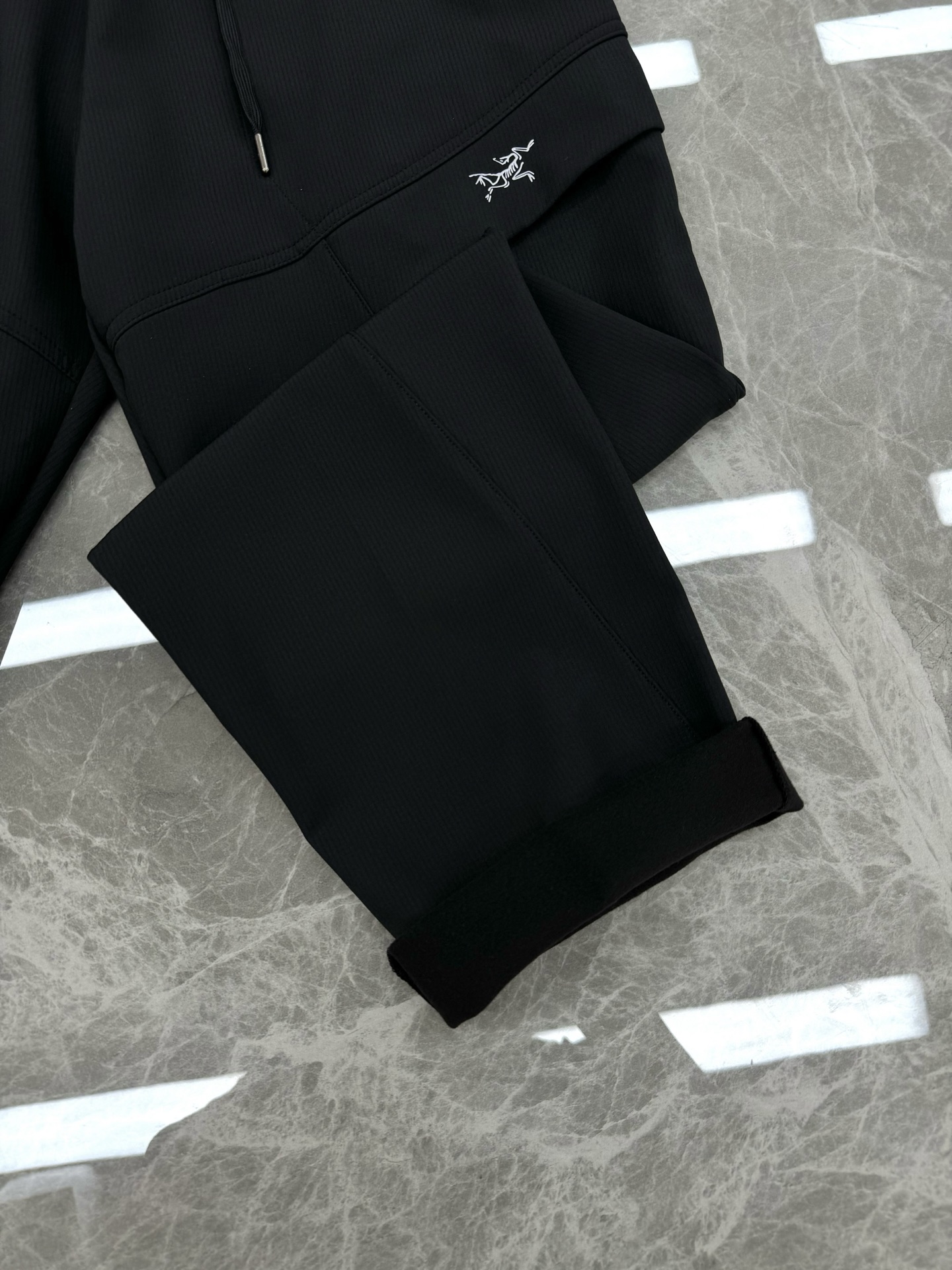 ARC'TERYX始祖🐦Gamma LT软壳裤，加绒款新品推荐🔥采用防泼水尼龙氨纶面料，耐磨性强.轻薄透