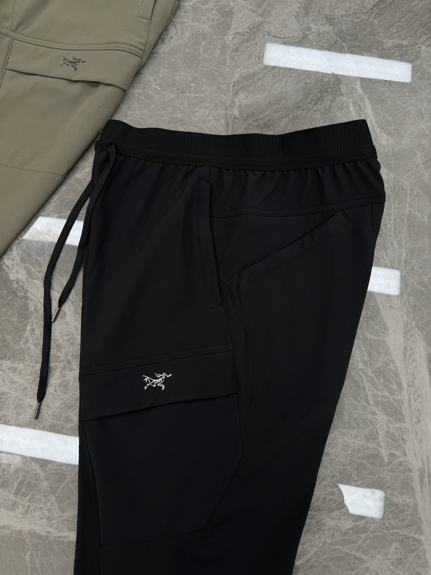 ARC'TERYX始祖🐦Gamma LT软壳裤，加绒款新品推荐🔥采用防泼水尼龙氨纶面料，耐磨性强.轻薄透