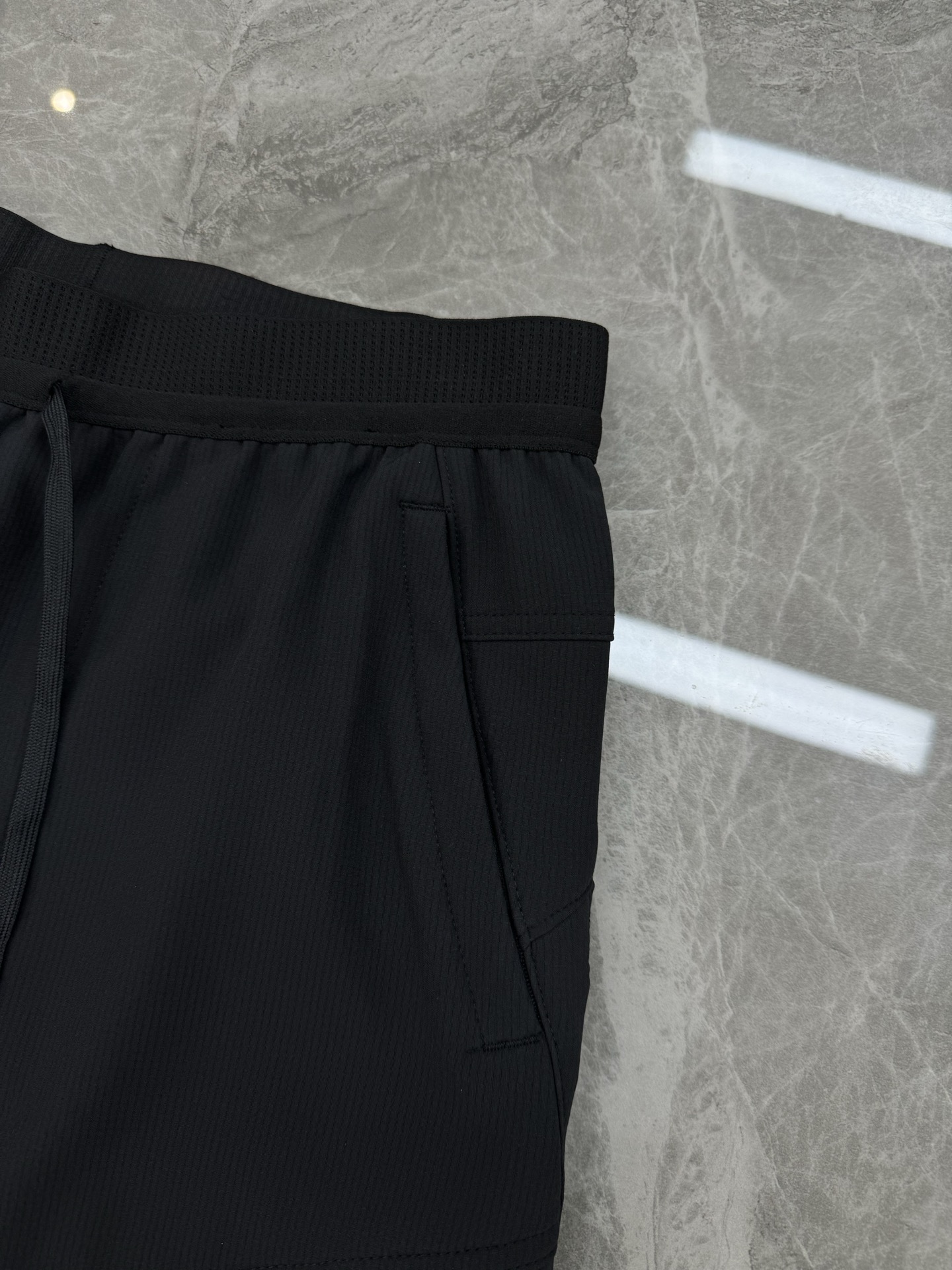 ARC'TERYX始祖🐦Gamma LT软壳裤，加绒款新品推荐🔥采用防泼水尼龙氨纶面料，耐磨性强.轻薄透