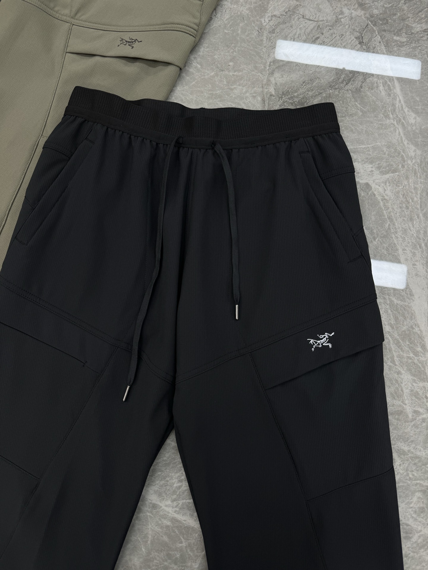 ARC'TERYX始祖🐦Gamma LT软壳裤，加绒款新品推荐🔥采用防泼水尼龙氨纶面料，耐磨性强.轻薄透