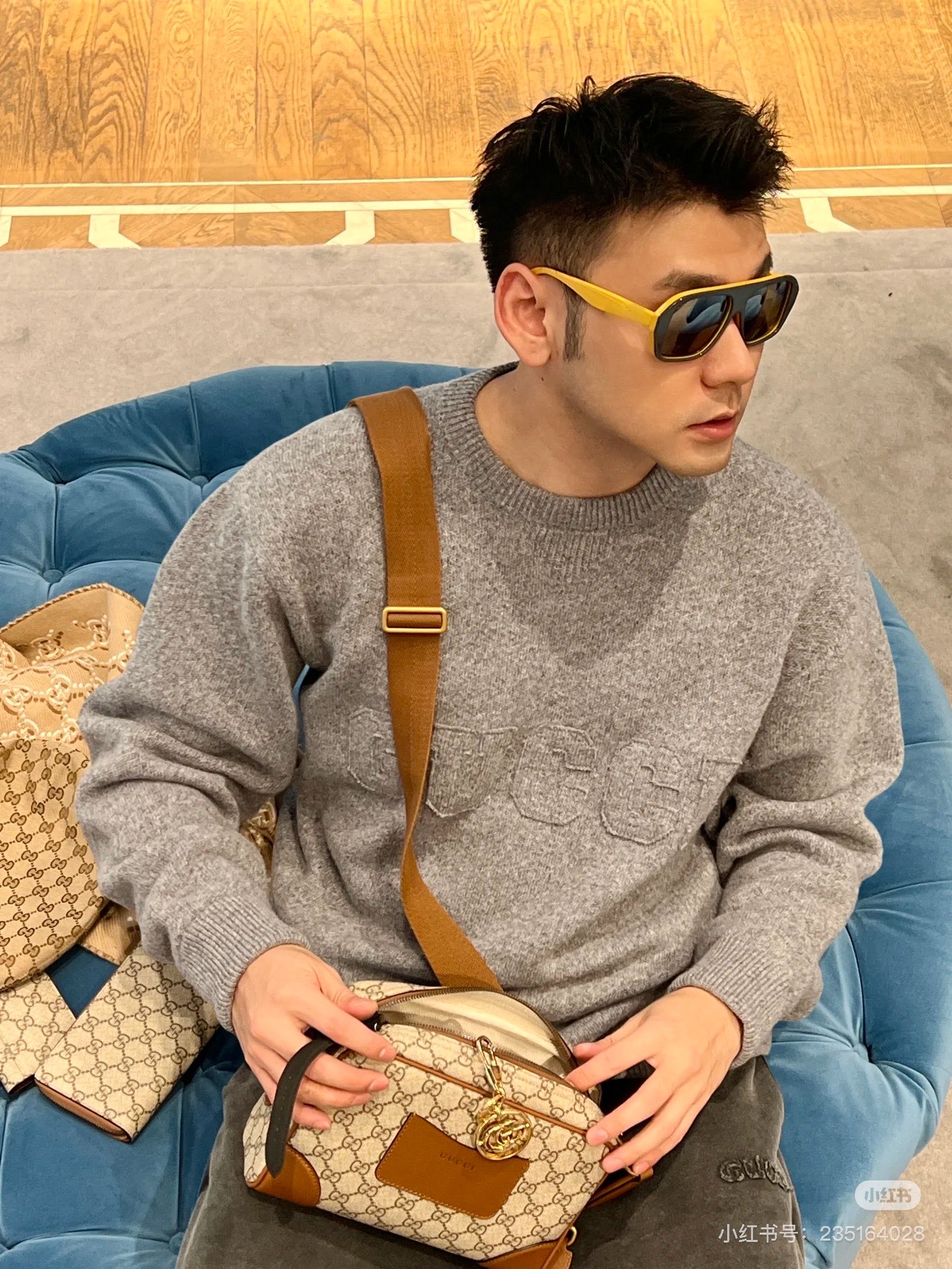 Gucci25s新品原单毛衣.Gucci这款深蓝色和灰色毛衣，柔软针织材质，正面有品牌字母刺绣，简约又有