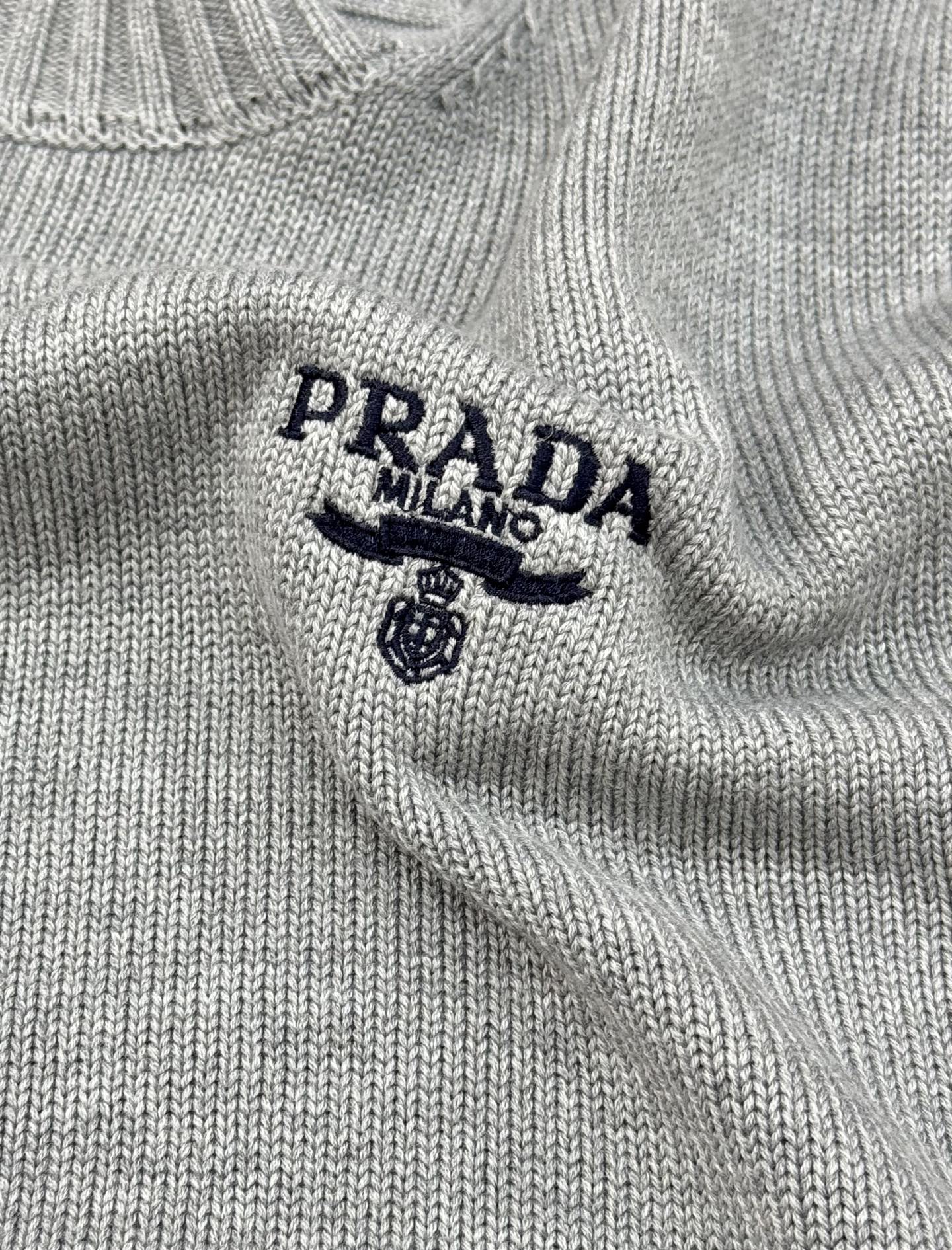 Prada 羊绒圆领毛衣原单推荐！普拉达这款圆领毛衣，选用高品质羊毛混纺.柔软亲肤，秋冬穿超舒服!灰色低