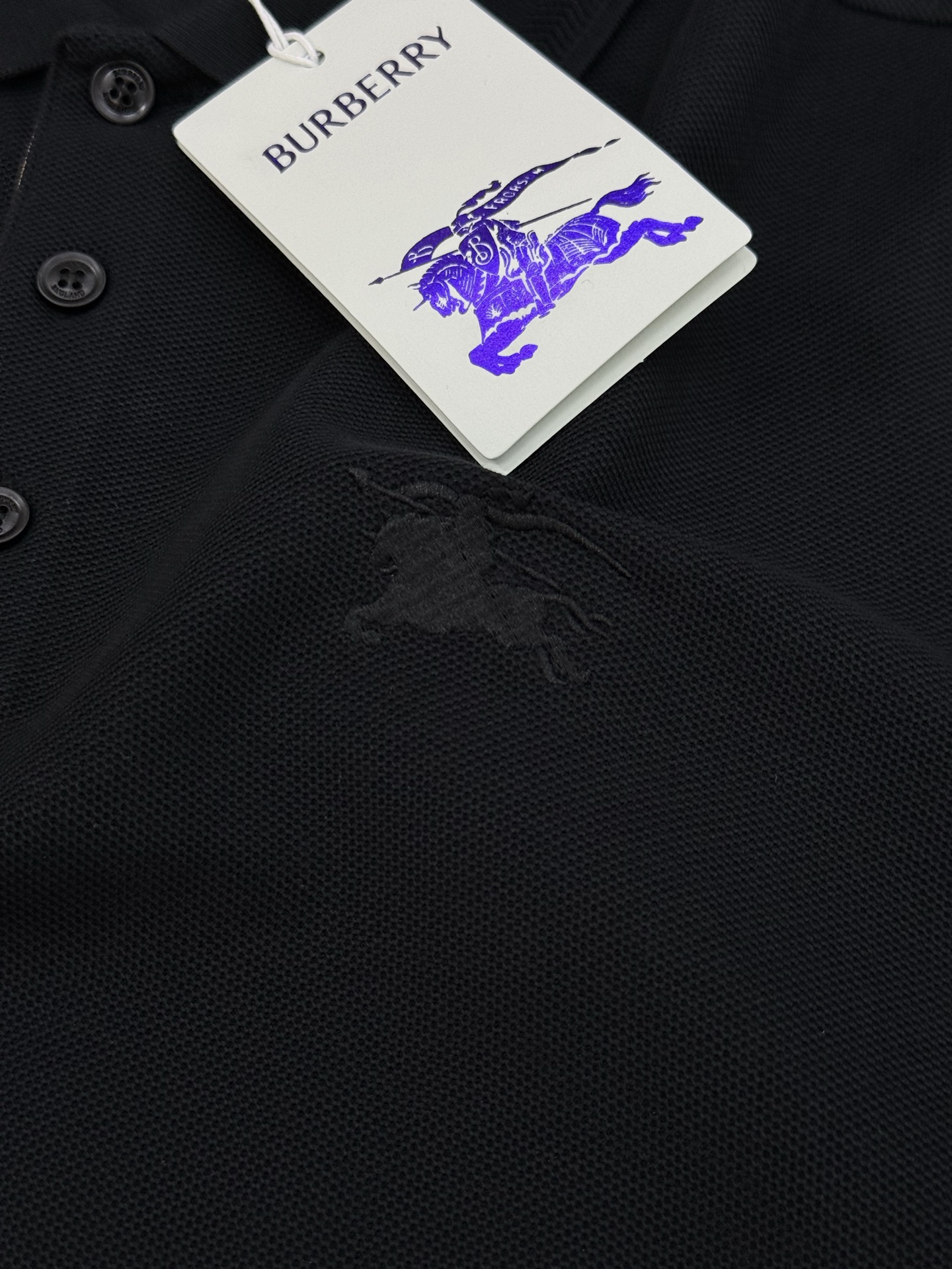 Burberry经典珠地棉刺绣Polo衫，秋冬长袖款推荐❤️胸前战马徽标低调精致，低调又高级!细节满分.