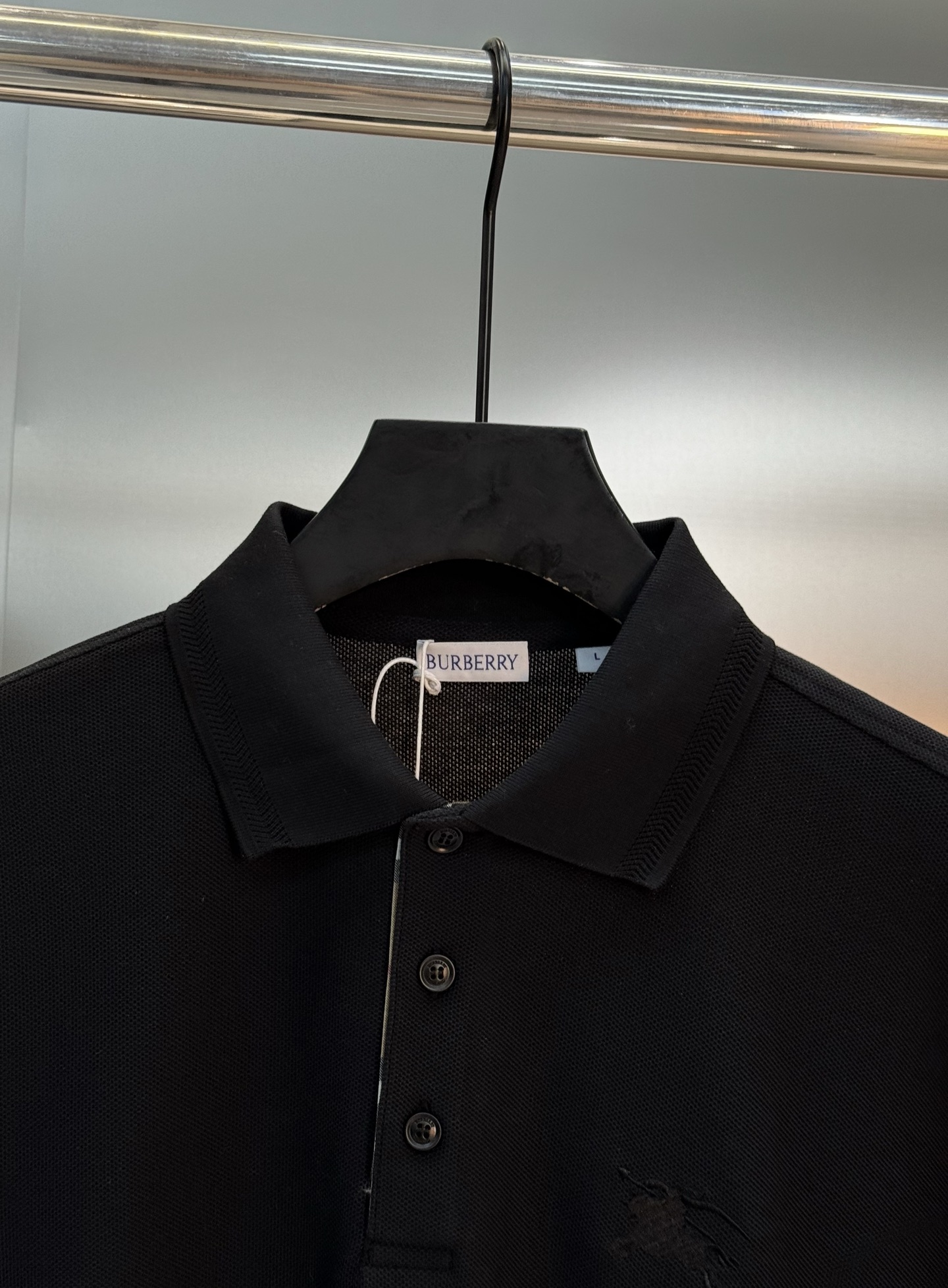 Burberry经典珠地棉刺绣Polo衫，秋冬长袖款推荐❤️胸前战马徽标低调精致，低调又高级!细节满分.