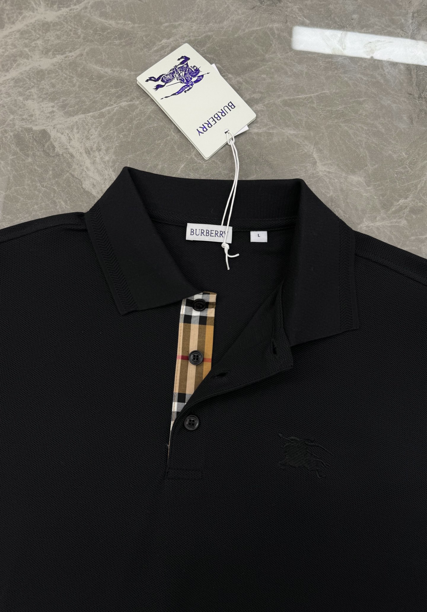 Burberry经典珠地棉刺绣Polo衫，秋冬长袖款推荐❤️胸前战马徽标低调精致，低调又高级!细节满分.