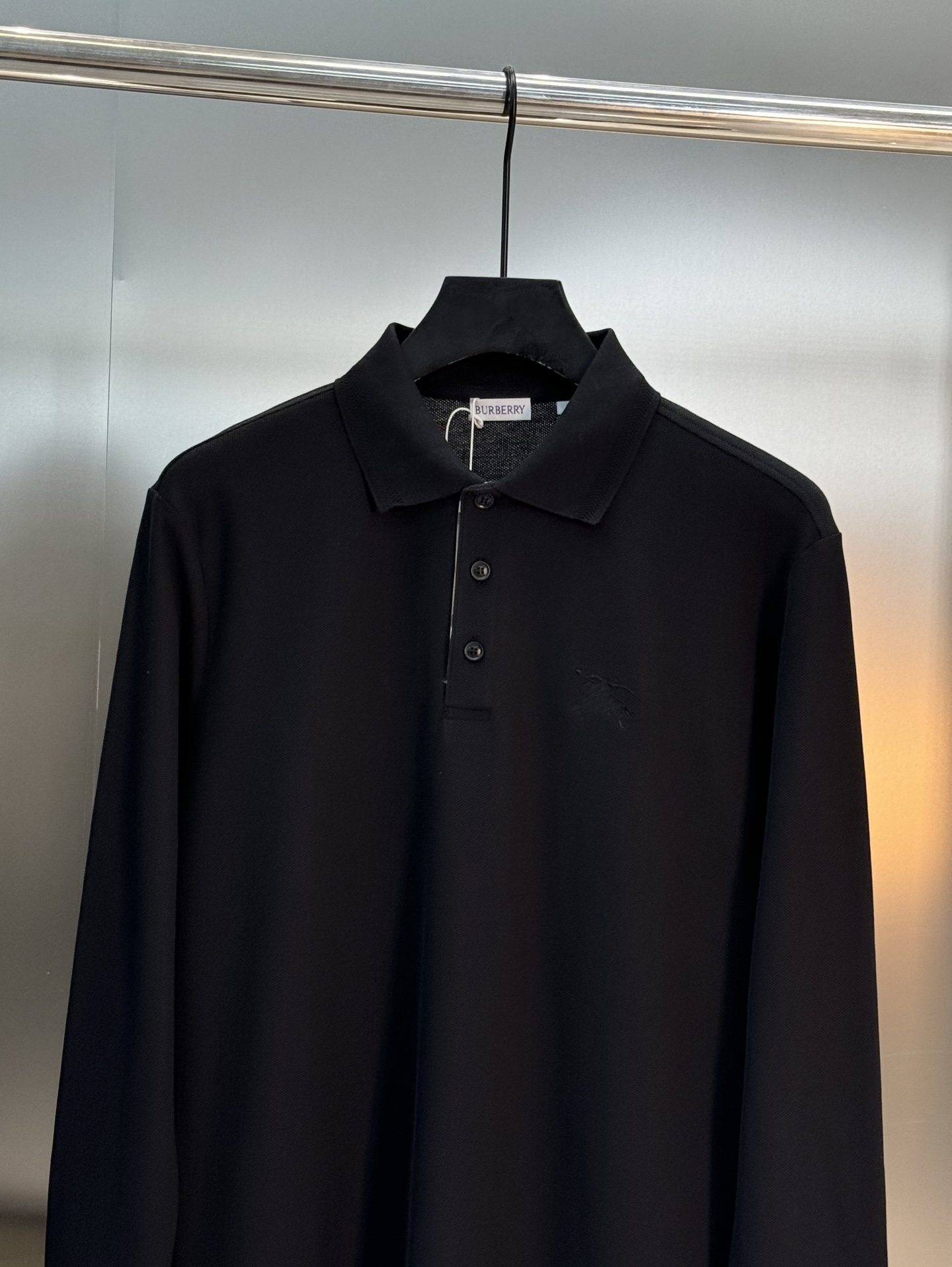 Burberry经典珠地棉刺绣Polo衫，秋冬长袖款推荐❤️胸前战马徽标低调精致，低调又高级!细节满分.