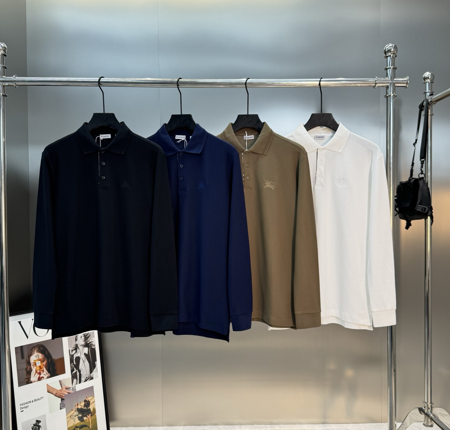 Burberry经典珠地棉刺绣Polo衫，秋冬长袖款推荐❤️胸前战马徽标低调精致，低调又高级!细节满分.