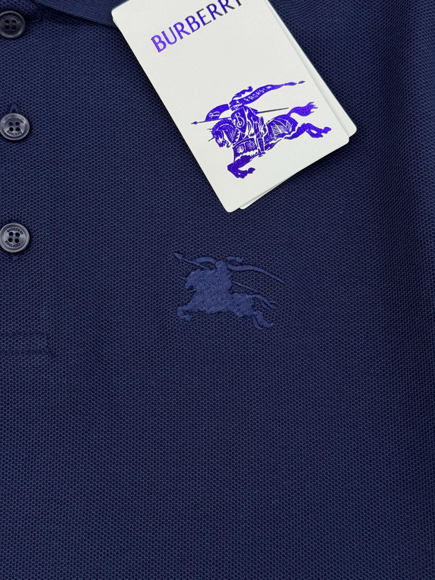 Burberry经典珠地棉刺绣Polo衫，秋冬长袖款推荐❤️胸前战马徽标低调精致，低调又高级!细节满分.