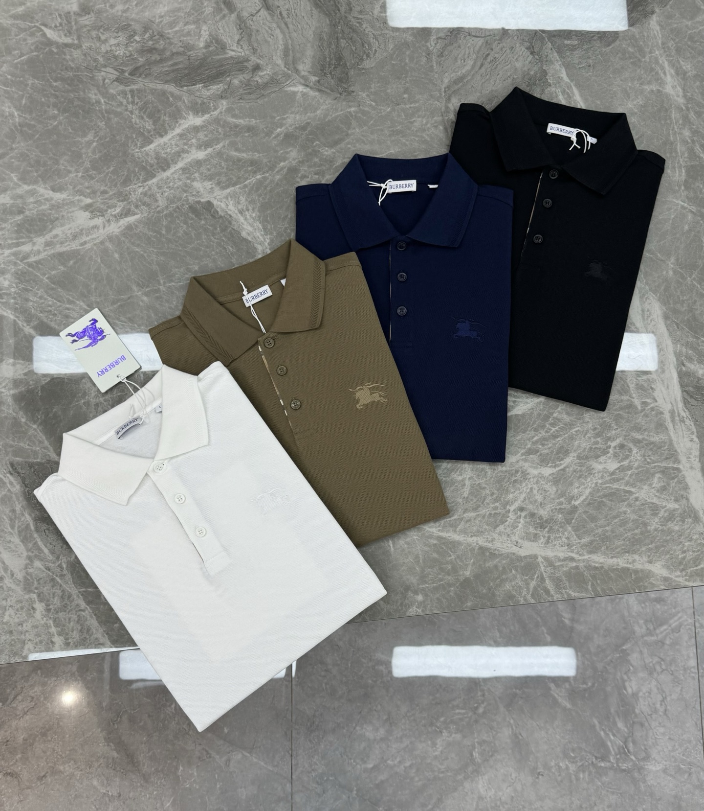 Burberry经典珠地棉刺绣Polo衫，秋冬长袖款推荐❤️胸前战马徽标低调精致，低调又高级!细节满分.