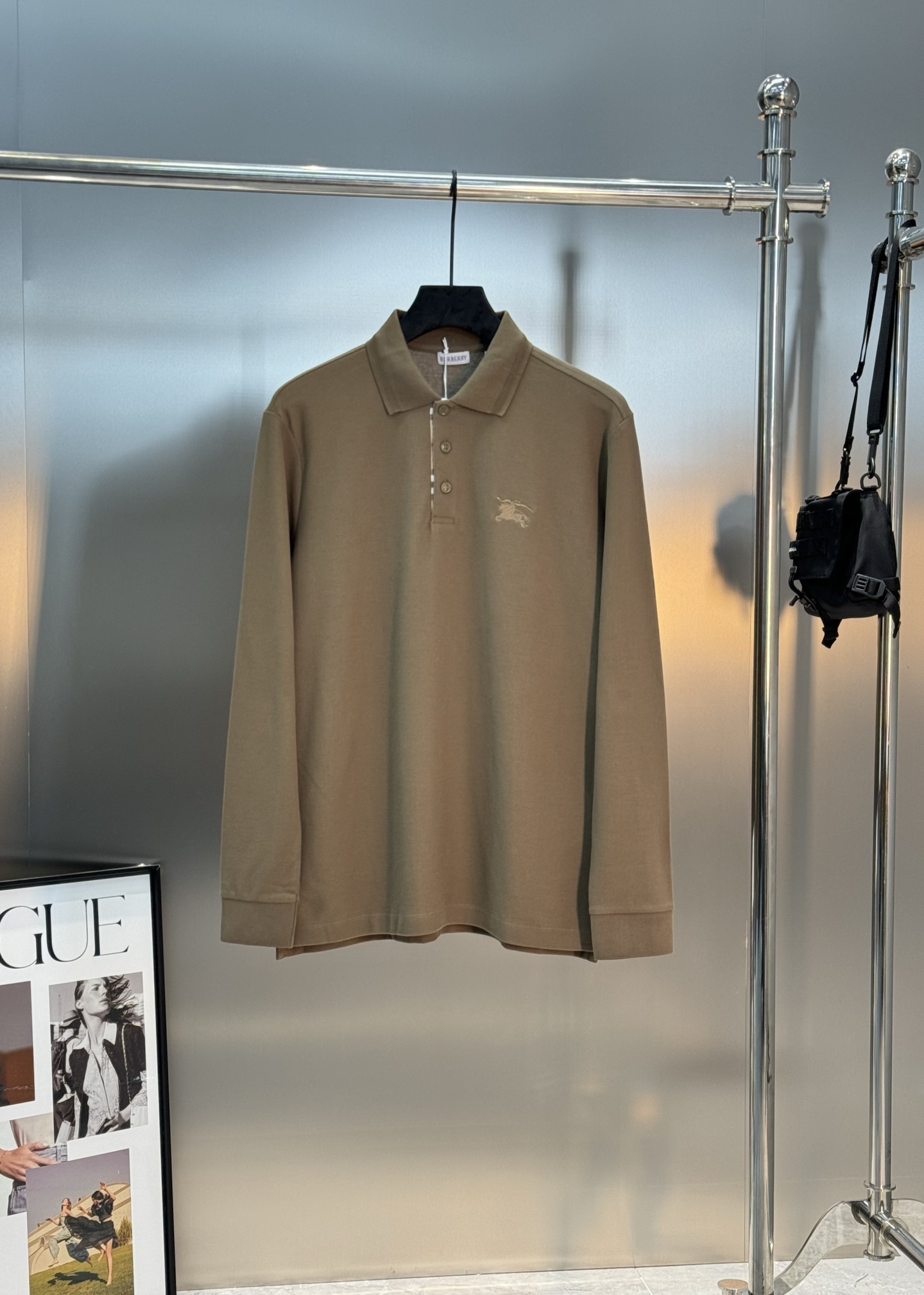 Burberry经典珠地棉刺绣Polo衫，秋冬长袖款推荐❤️胸前战马徽标低调精致，低调又高级!细节满分.