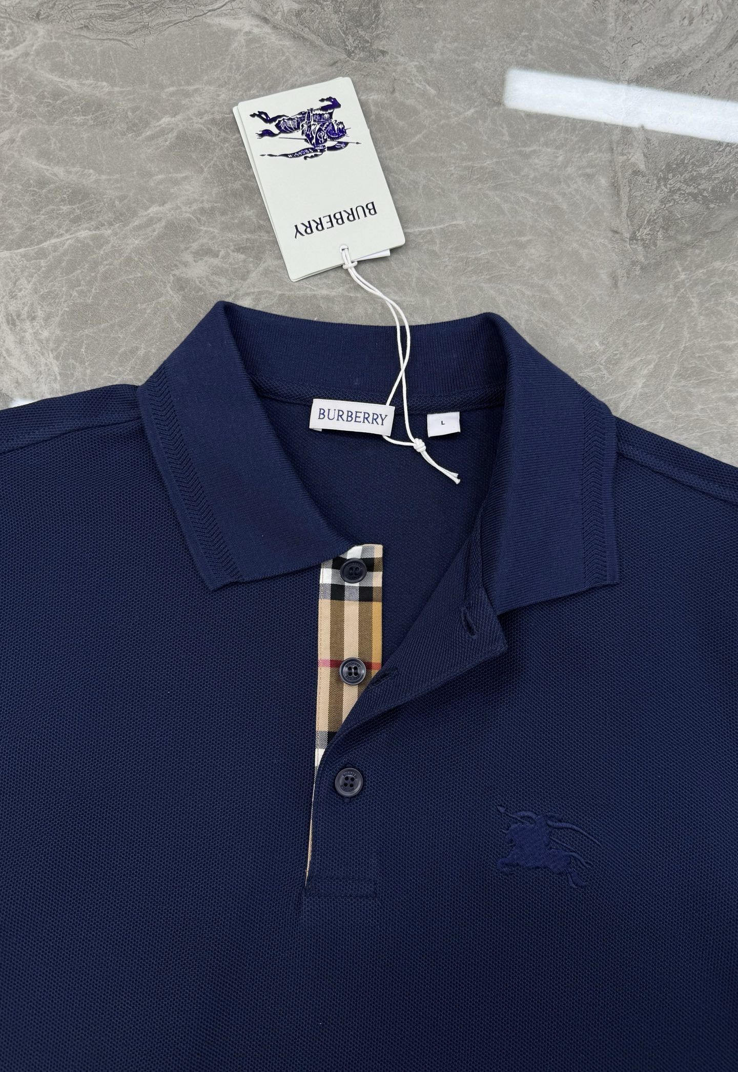Burberry经典珠地棉刺绣Polo衫，秋冬长袖款推荐❤️胸前战马徽标低调精致，低调又高级!细节满分.