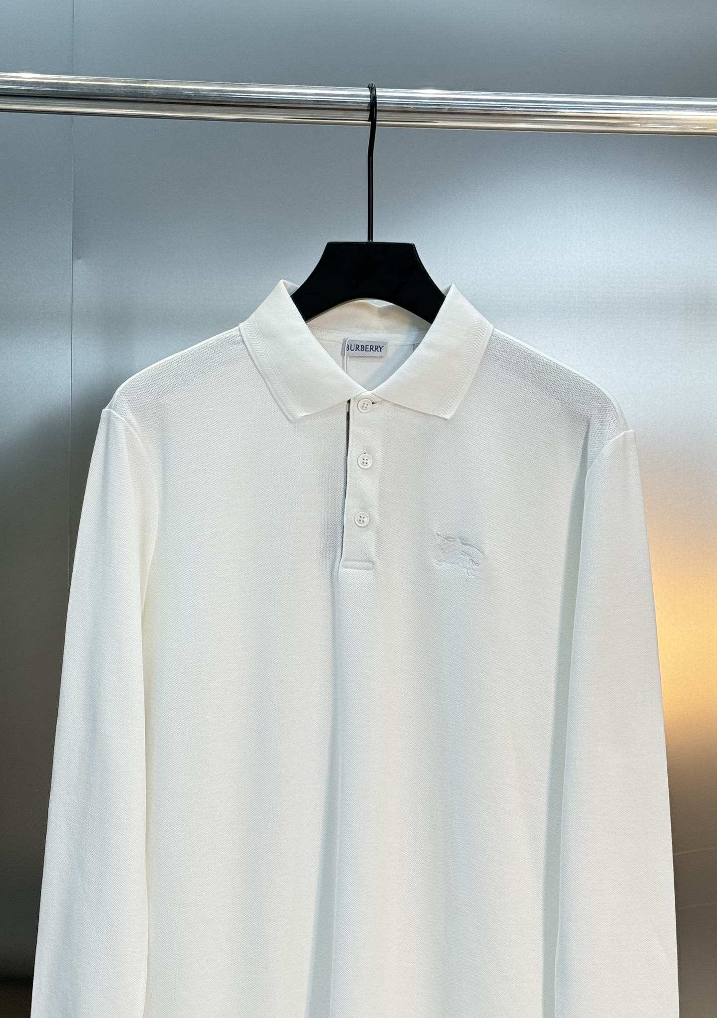 Burberry经典珠地棉刺绣Polo衫，秋冬长袖款推荐❤️胸前战马徽标低调精致，低调又高级!细节满分.